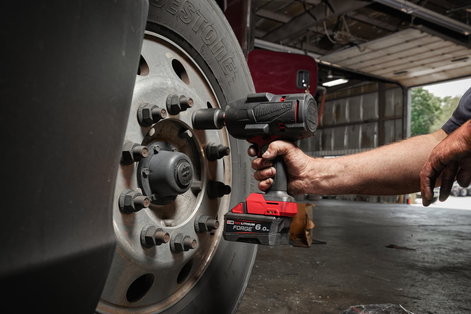 Cheie de impact M18 FUEL 1/2", cuplu ridicat și inel de fixare Milwaukee M18 FHIW2F12-0X - in utilizare 11