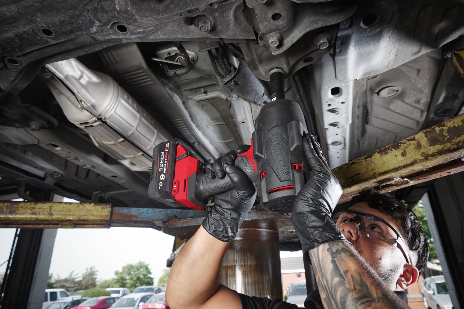 Cheie de impact M18 FUEL 1/2", cuplu ridicat și inel de fixare Milwaukee M18 FHIW2F12-0X - in utilizare 12