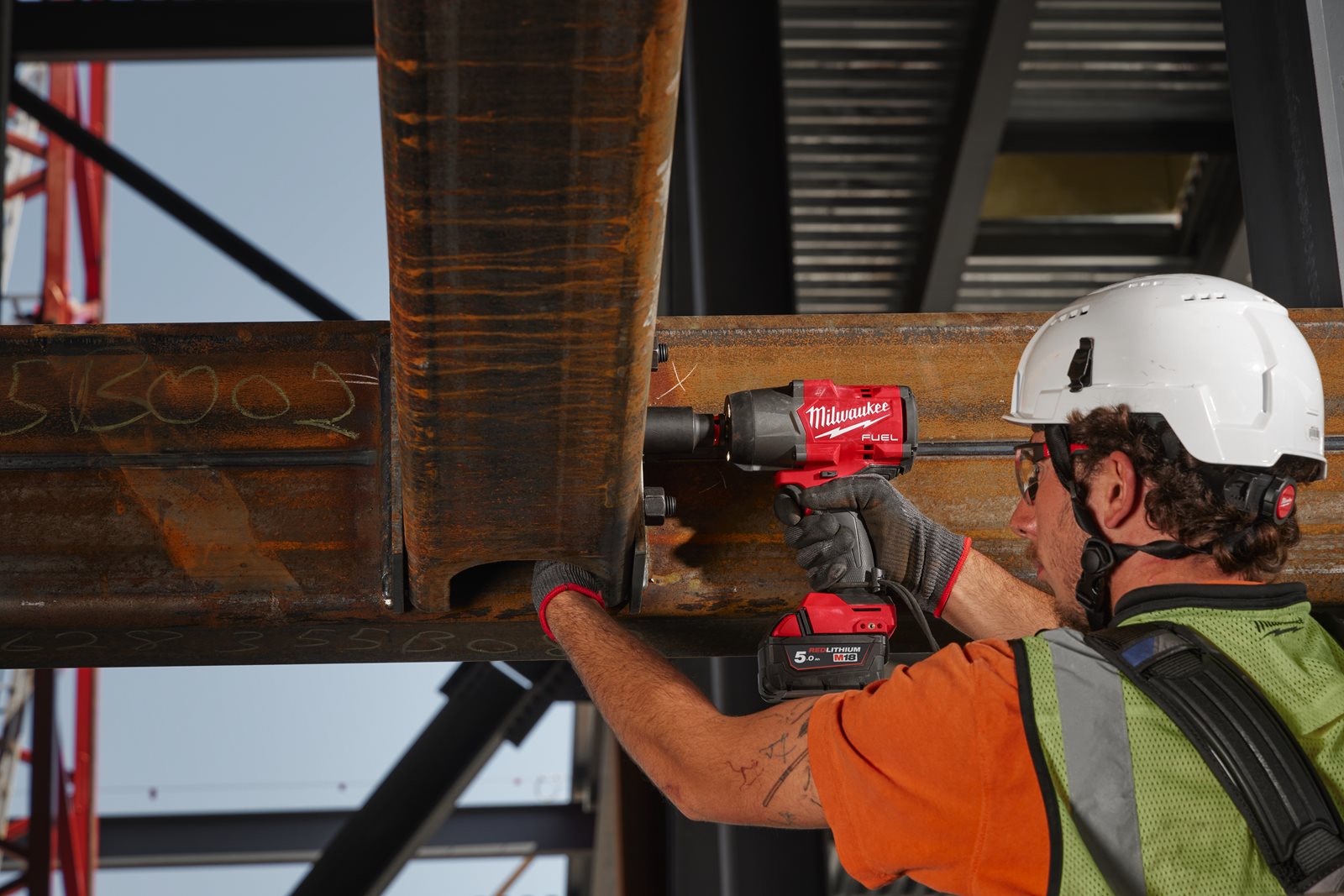 Cheie de impact M18 FUEL 1/2", cuplu ridicat și inel de fixare Milwaukee M18 FHIW2F12-0X - in utilizare 2