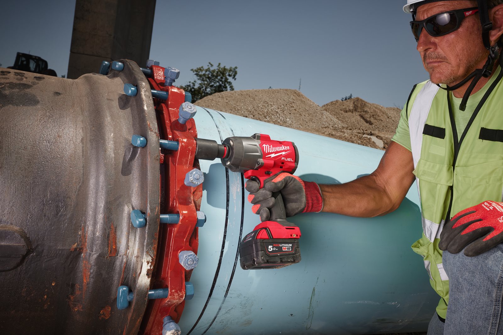 Cheie de impact M18 FUEL 1/2", cuplu ridicat și inel de fixare Milwaukee M18 FHIW2F12-0X - in utilizare 3