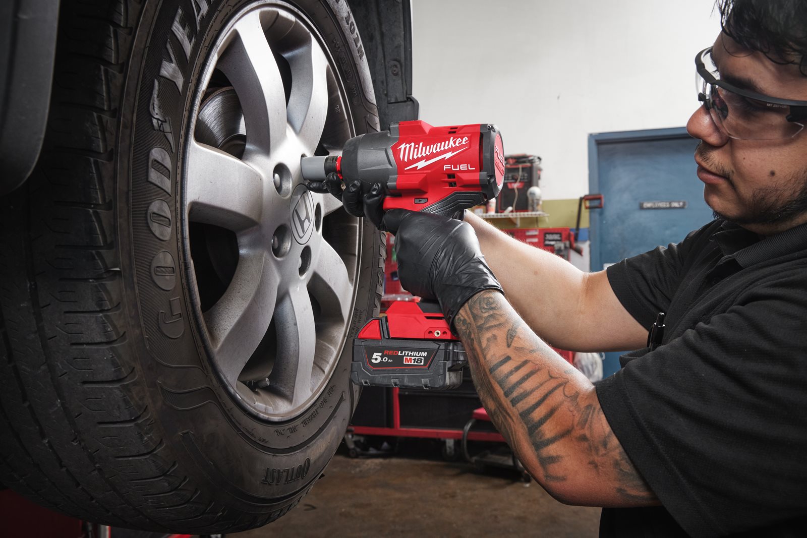 Cheie de impact M18 FUEL 1/2", cuplu ridicat și inel de fixare Milwaukee M18 FHIW2F12-0X - in utilizare 4