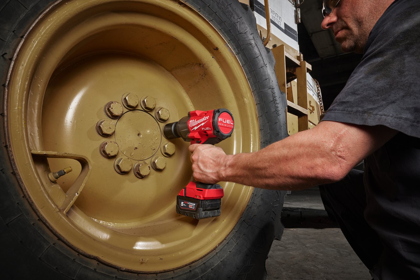 Cheie de impact M18 FUEL 1/2", cuplu ridicat și inel de fixare Milwaukee M18 FHIW2F12-0X - in utilizare 5