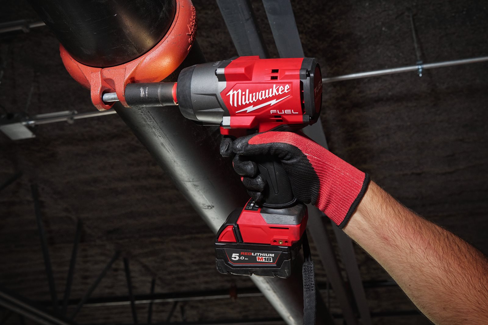 Cheie de impact M18 FUEL 1/2", cuplu ridicat și inel de fixare Milwaukee M18 FHIW2F12-0X - in utilizare 6