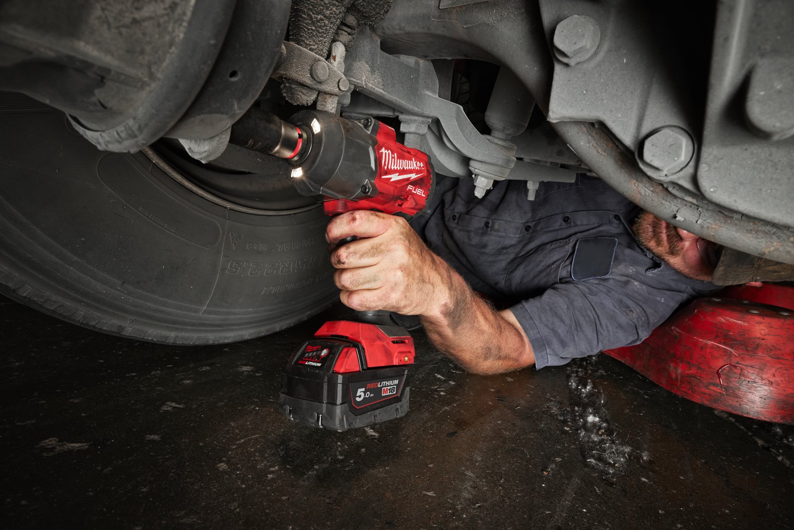 Cheie de impact M18 FUEL 1/2", cuplu ridicat și inel de fixare Milwaukee M18 FHIW2F12-0X - in utilizare 7