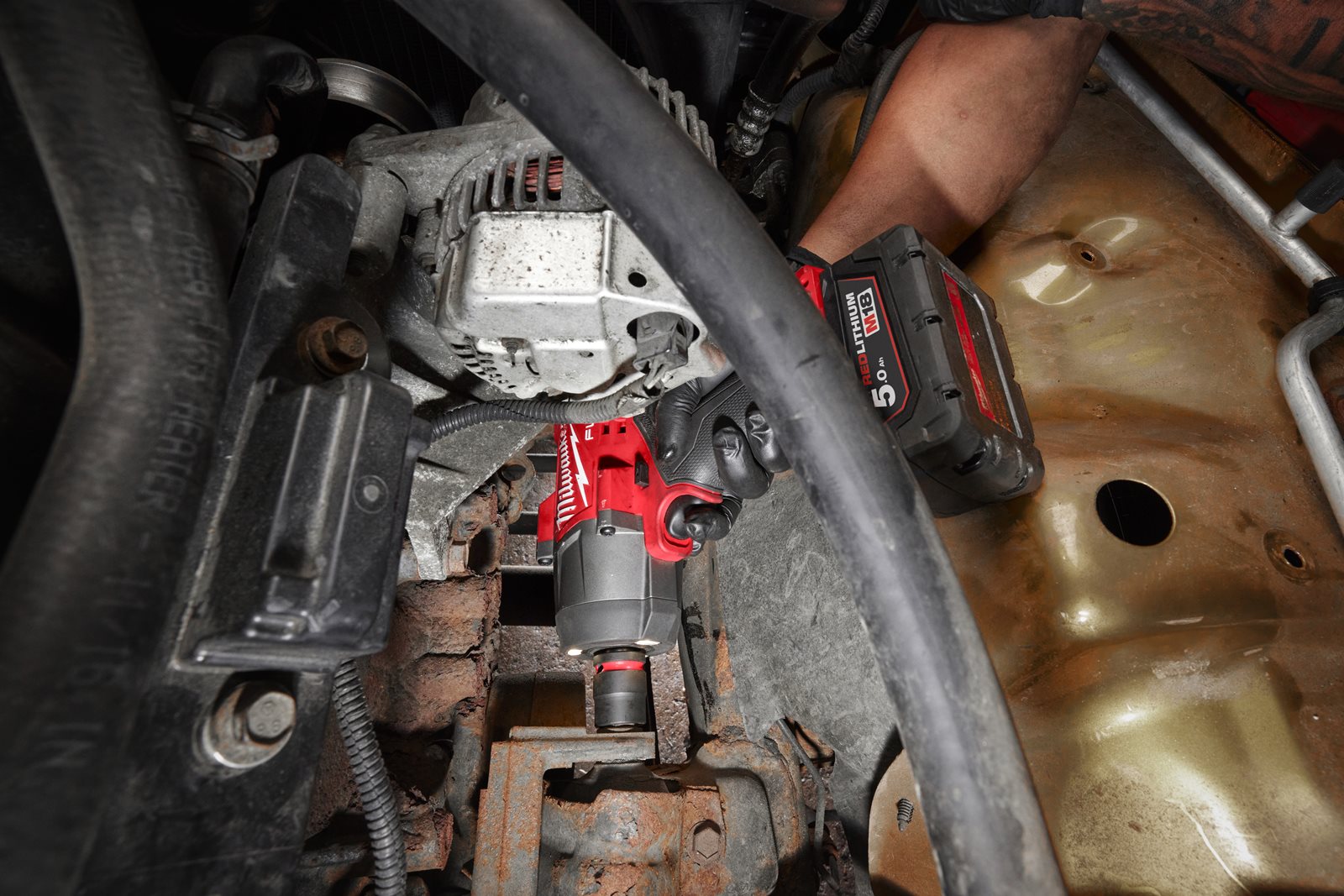 Cheie de impact M18 FUEL 1/2", cuplu ridicat și inel de fixare Milwaukee M18 FHIW2F12-0X - in utilizare 8