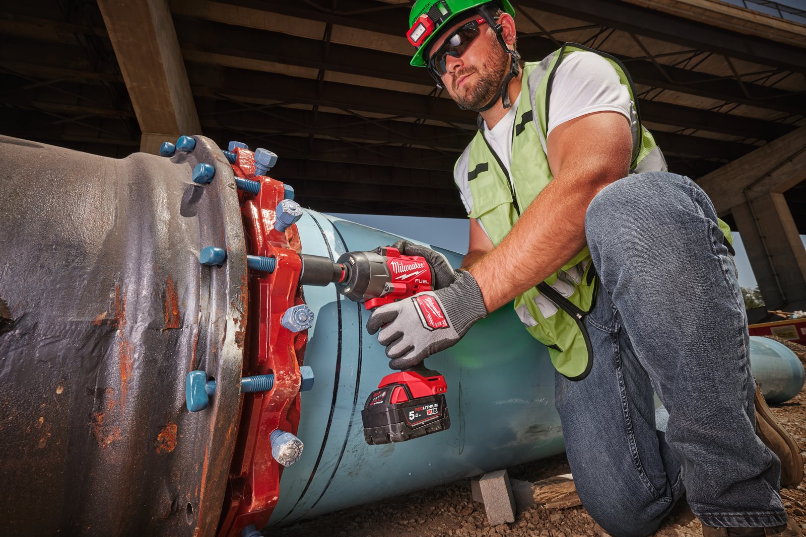 Cheie de impact M18 FUEL 1/2", cuplu ridicat și inel de fixare Milwaukee M18 FHIW2F12-0X - in utilizare 9