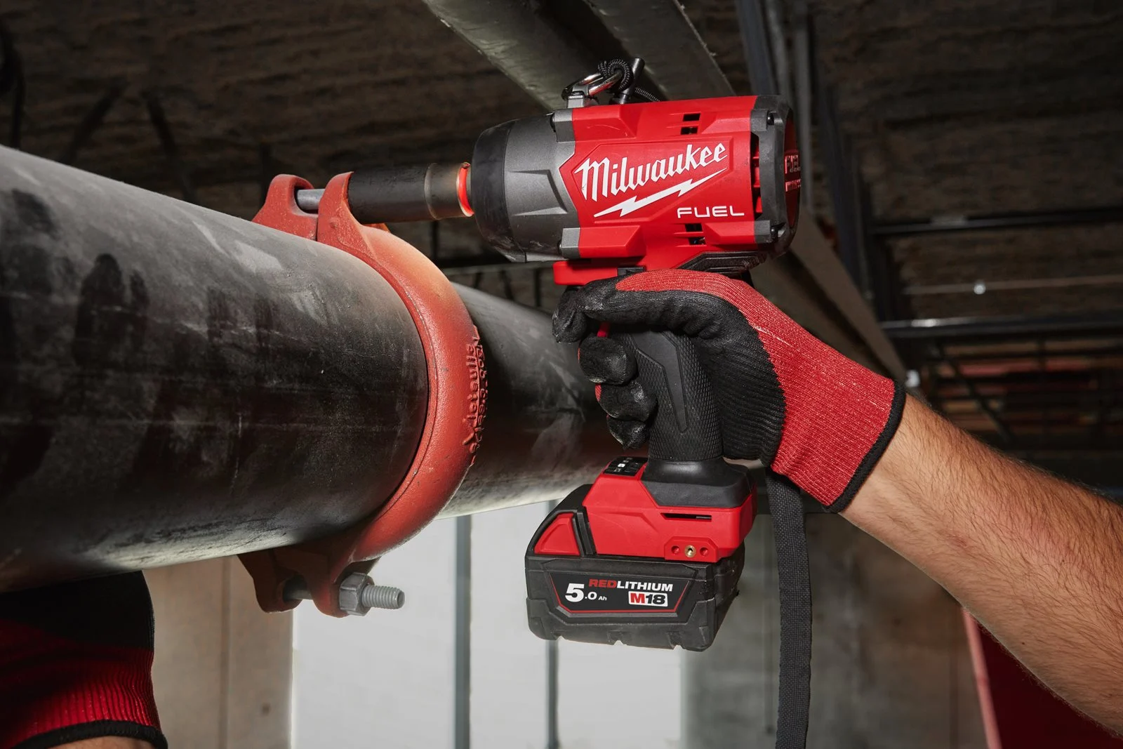 Cheie de impact, cuplu ridicat M18 FUEL 1/2" cu pin de blocare Milwaukee M18 FHIW2P12-0X - in utilizare 3
