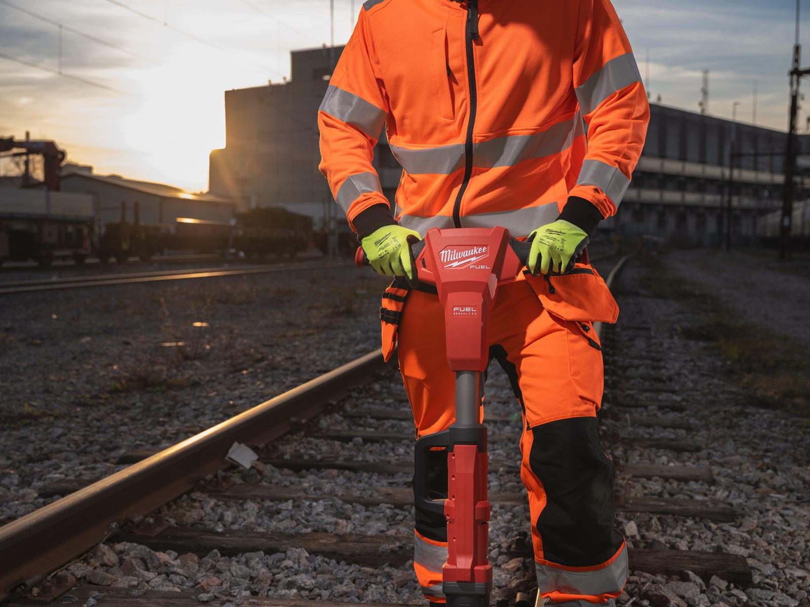 Cheie cu impact M18 FUEL 1" pentru calea ferată cu inel de fixare Milwaukee M18 FHIWF1R-0C - in utilizare 13