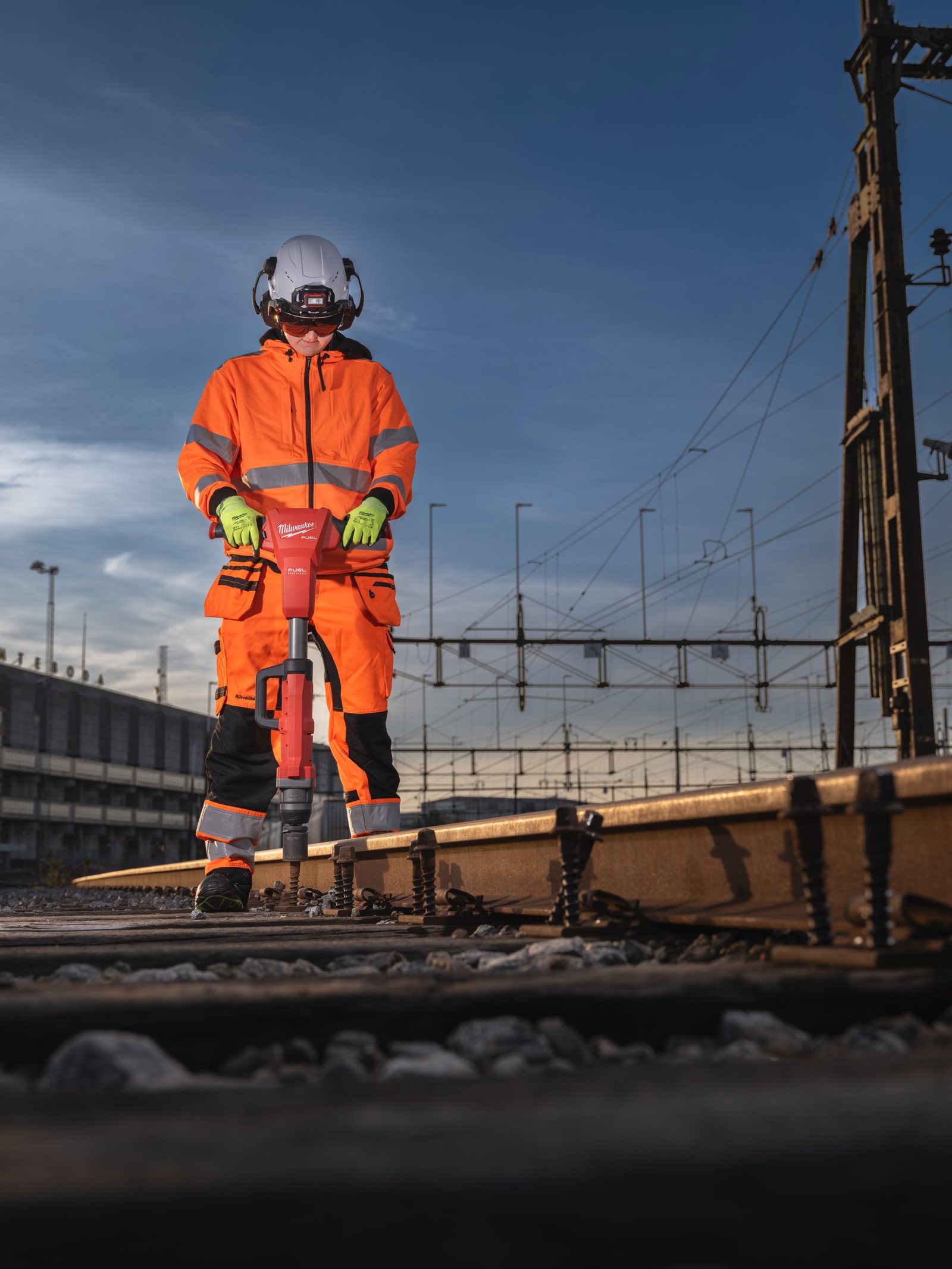 Cheie cu impact M18 FUEL 1" pentru calea ferată cu inel de fixare Milwaukee M18 FHIWF1R-0C - in utilizare 18
