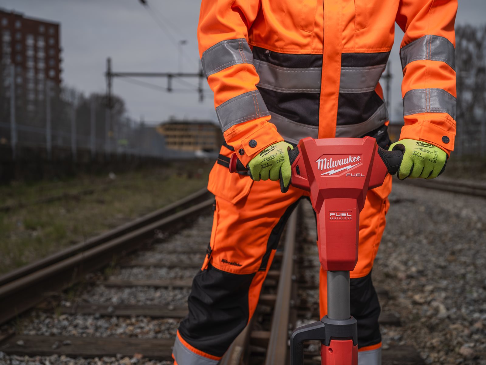 Cheie cu impact M18 FUEL 1" pentru calea ferată cu inel de fixare Milwaukee M18 FHIWF1R-0C - in utilizare 4