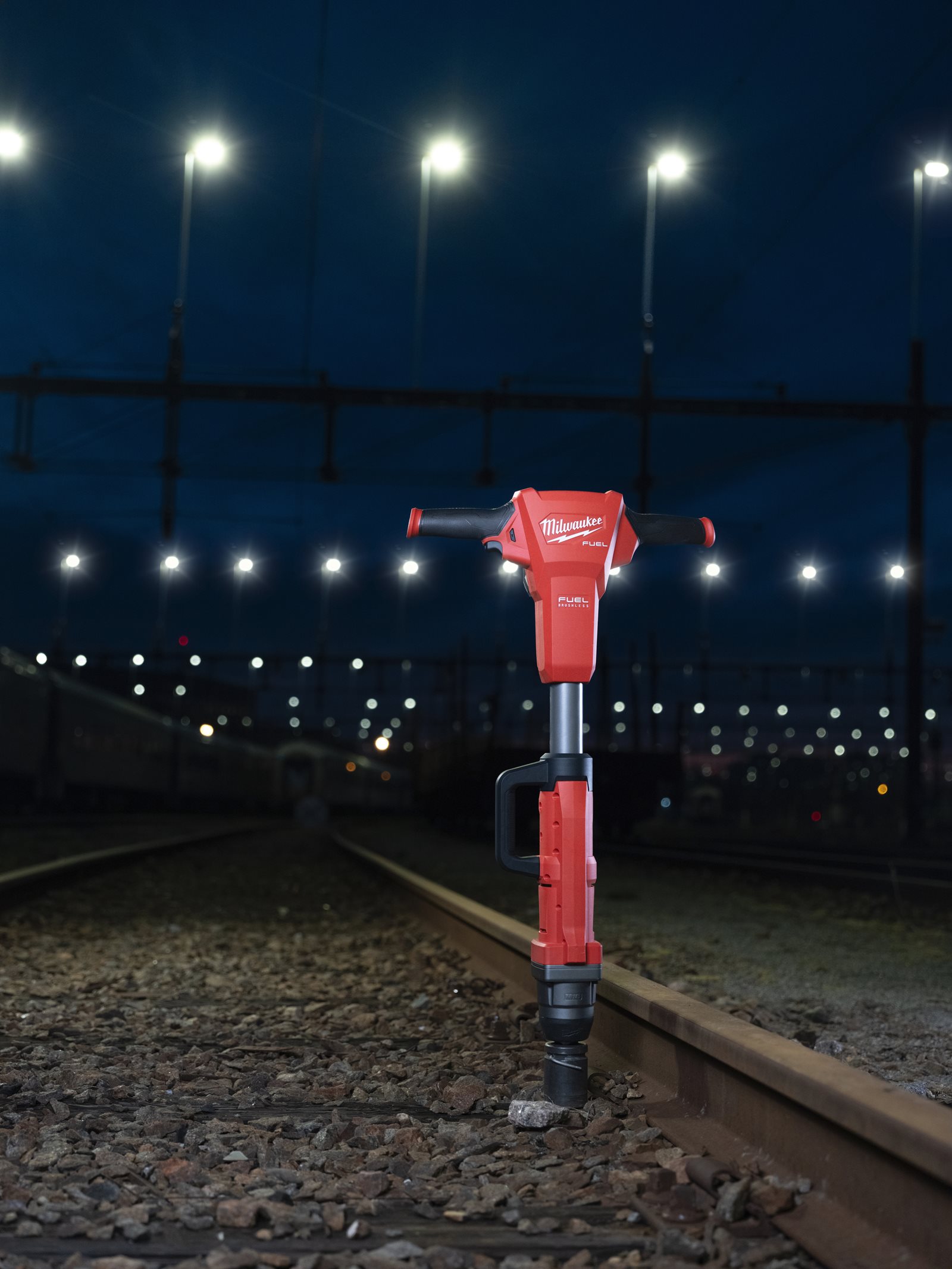 Cheie cu impact M18 FUEL 1" pentru calea ferată cu inel de fixare Milwaukee M18 FHIWF1R-0C - in utilizare 6