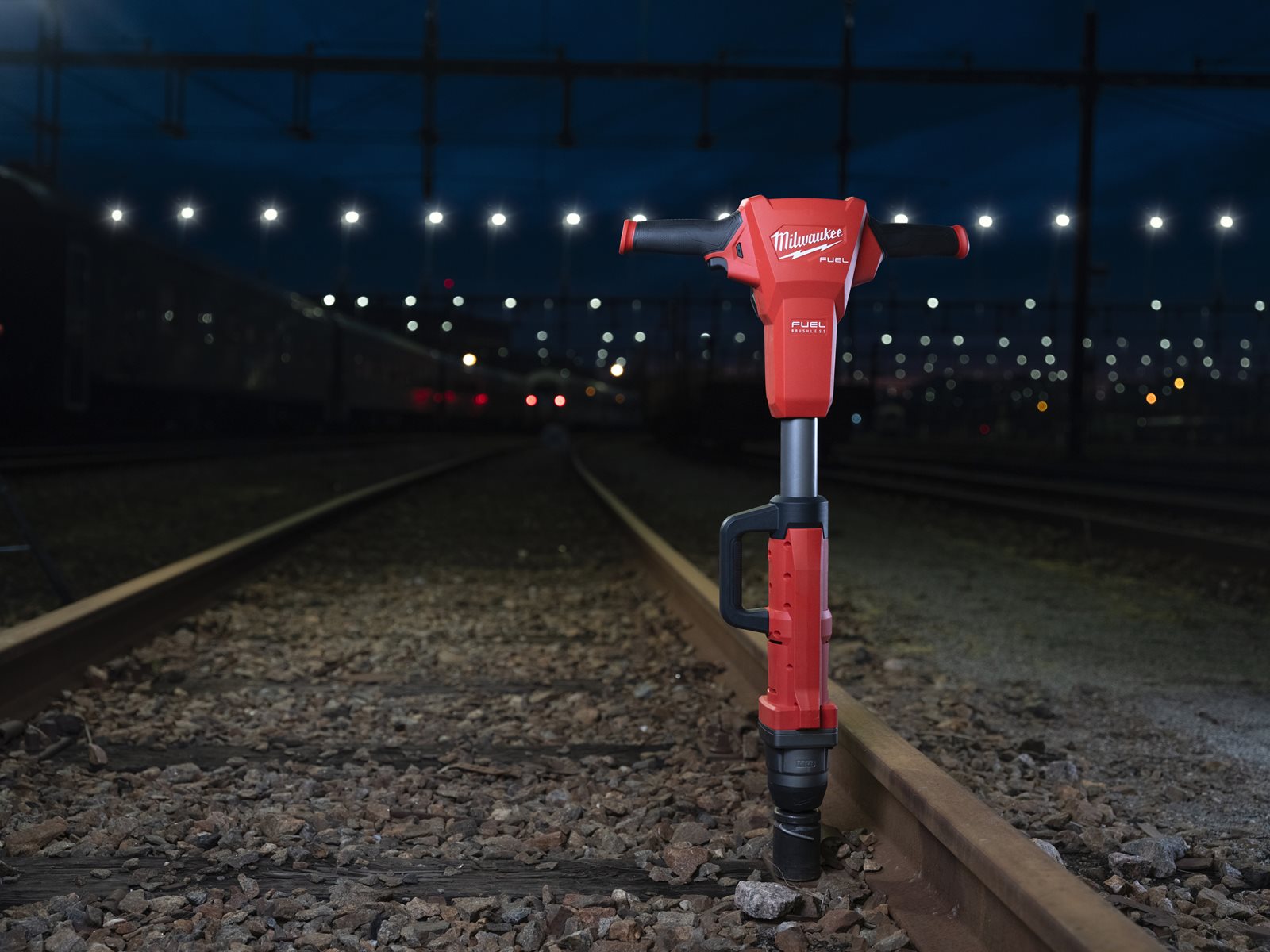 Cheie cu impact M18 FUEL 1" pentru calea ferată cu inel de fixare Milwaukee M18 FHIWF1R-0C - in utilizare 7
