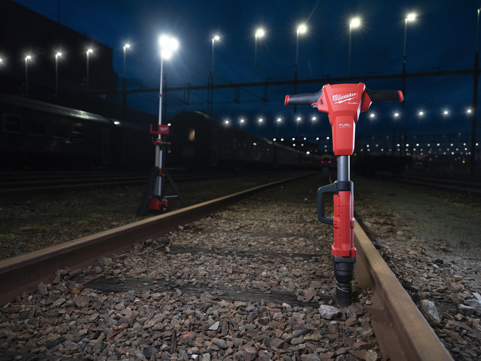 Cheie cu impact M18 FUEL 1" pentru calea ferată cu inel de fixare Milwaukee M18 FHIWF1R-0C - in utilizare 8