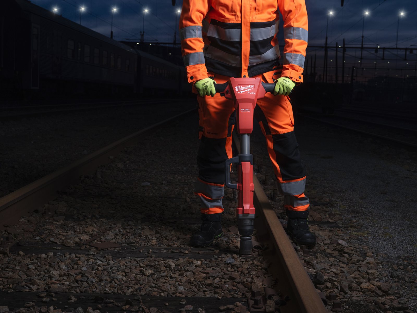 Cheie cu impact M18 FUEL 1" pentru calea ferată cu inel de fixare Milwaukee M18 FHIWF1R-0C - in utilizare 9