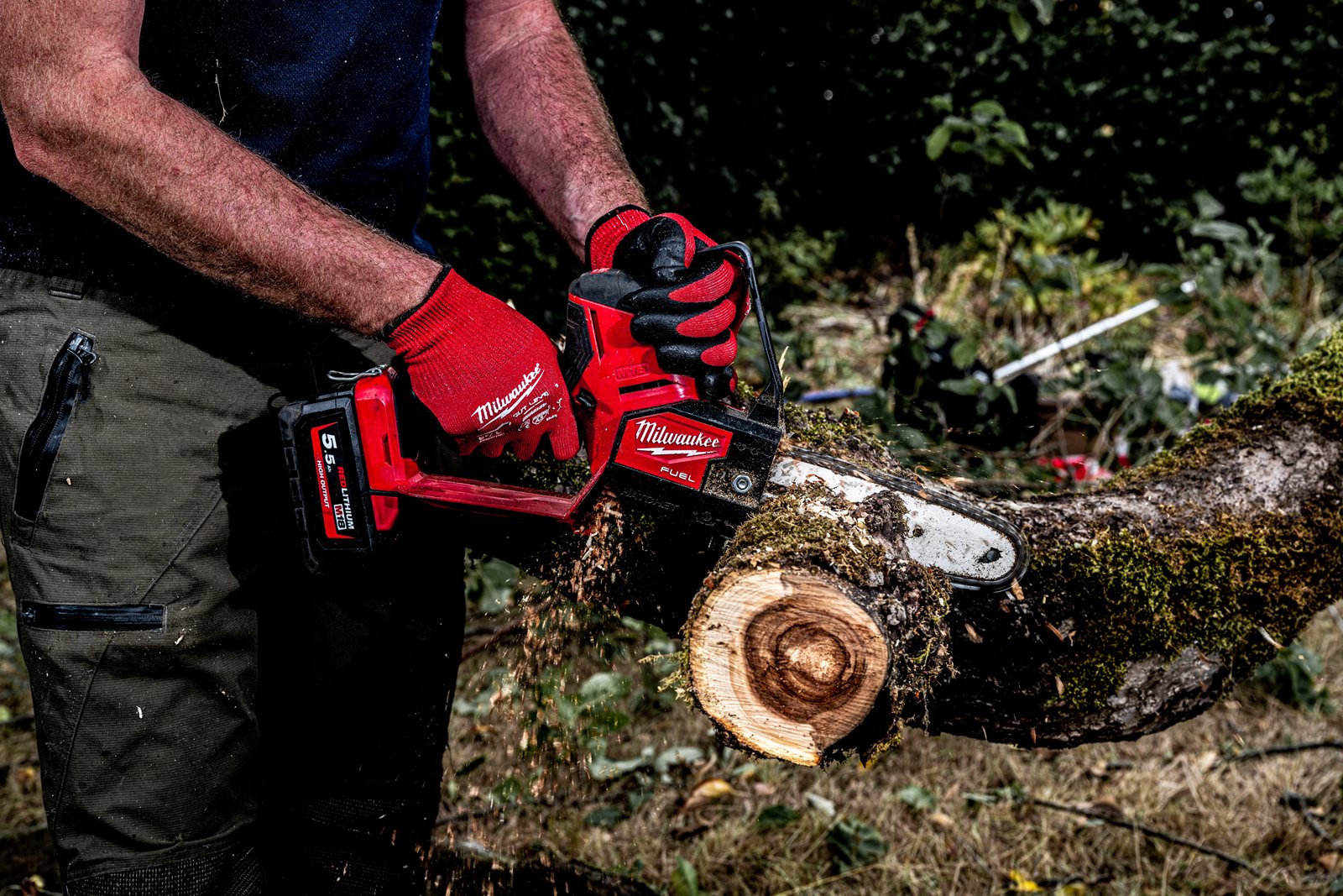 Fierăstrău curățare crengi M18 FUEL HATCHET 20 cm Milwaukee M18 FHS20-0 - in utilizare 1