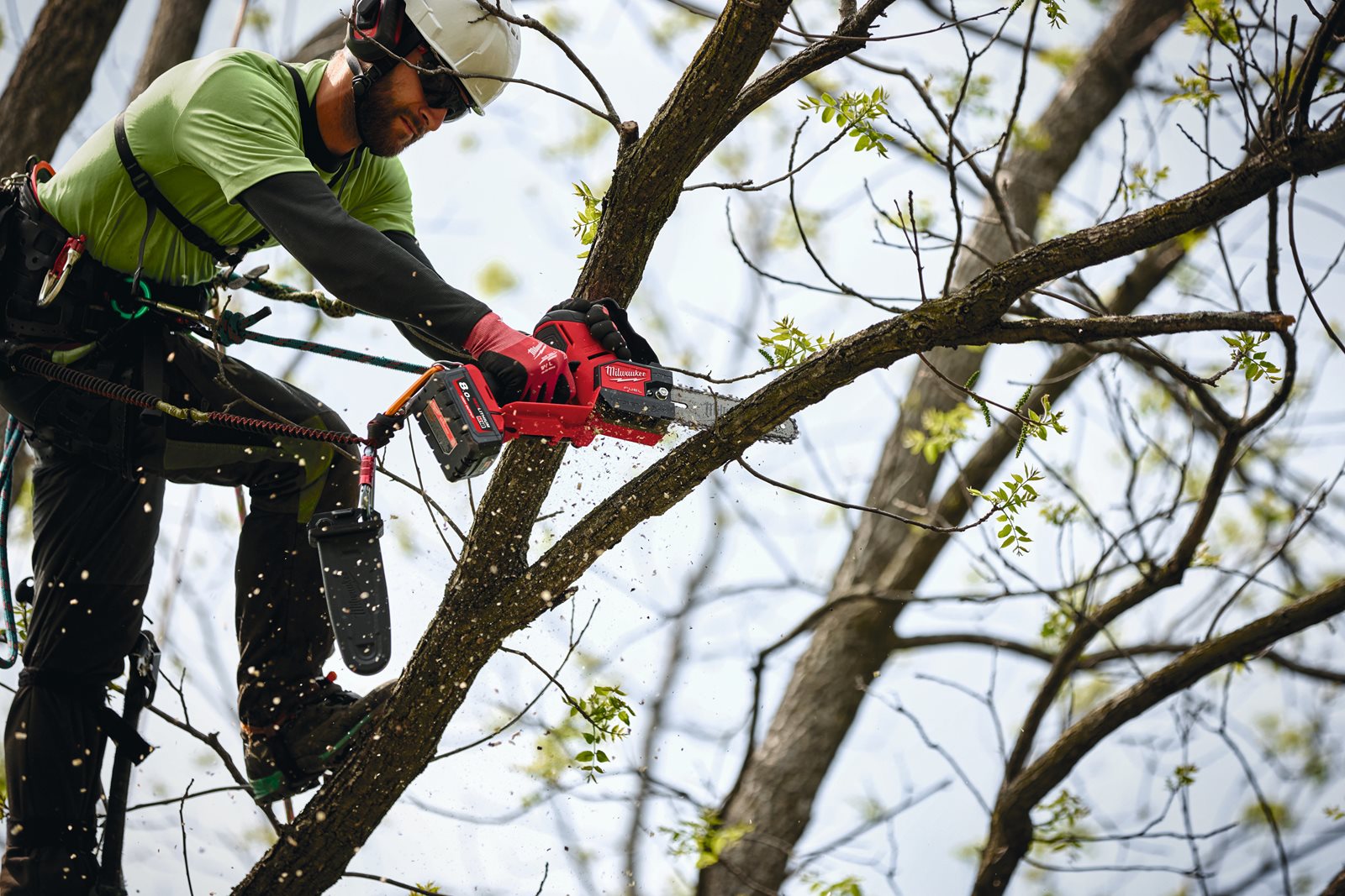 Fierăstrău curățare crengi M18 FUEL HATCHET 20 cm Milwaukee M18 FHS20-0 - in utilizare 3