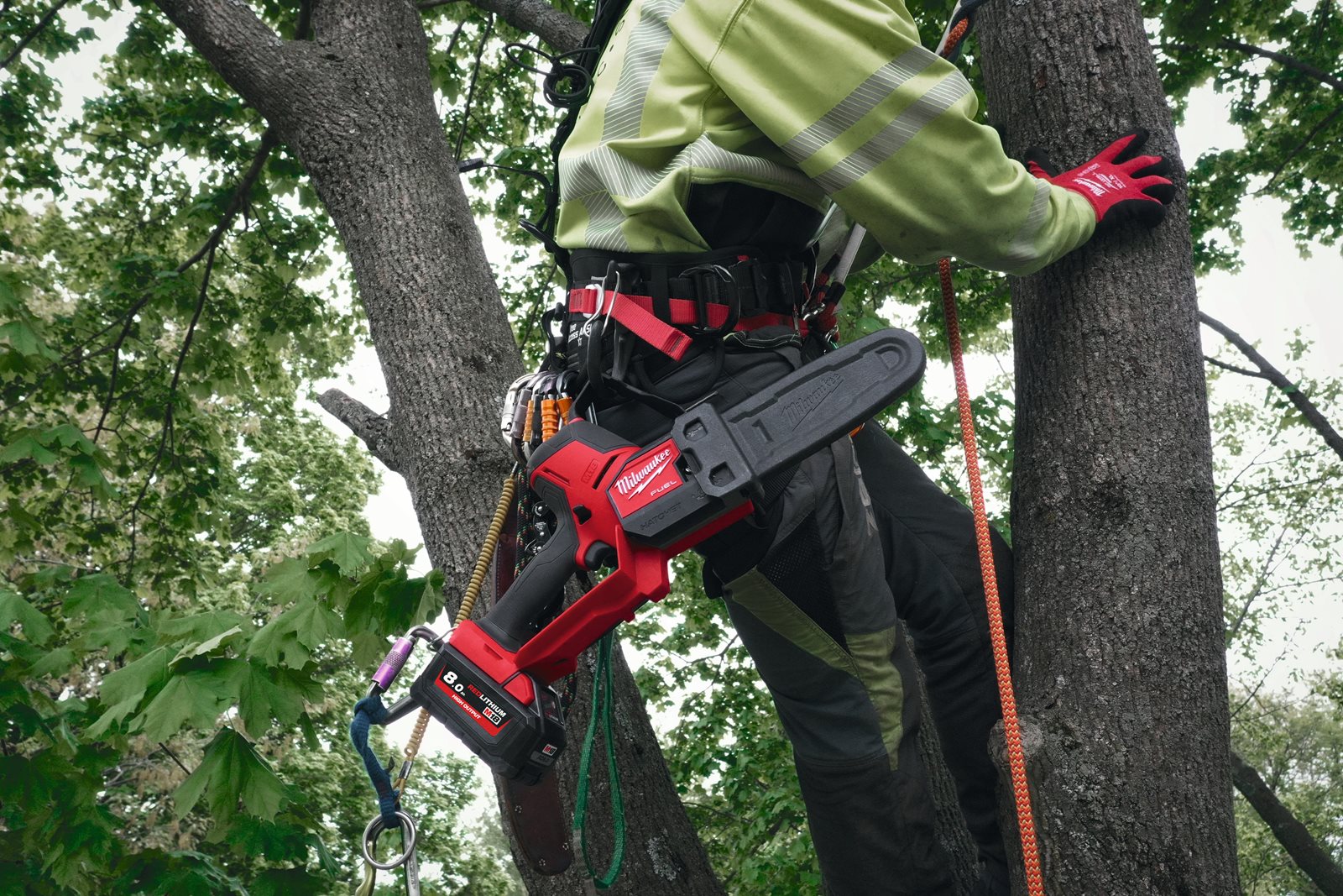 Fierăstrău curățare crengi M18 FUEL HATCHET 20 cm Milwaukee M18 FHS20-0 - in utilizare 7