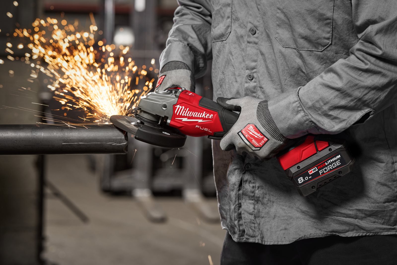 Polizor unghiular de înaltă performanță cu frânare rapidă și comutator tip clapetă M18 FUEL 125 mm Milwaukee M18 FHSAG125XPDB2-0X 4933493417 - in utilizare 1