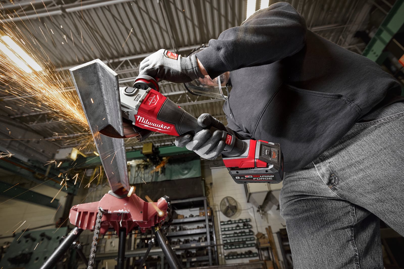 Polizor unghiular de înaltă performanță cu frânare rapidă și comutator tip clapetă M18 FUEL 125 mm Milwaukee M18 FHSAG125XPDB2-0X 4933493417 - in utilizare 2