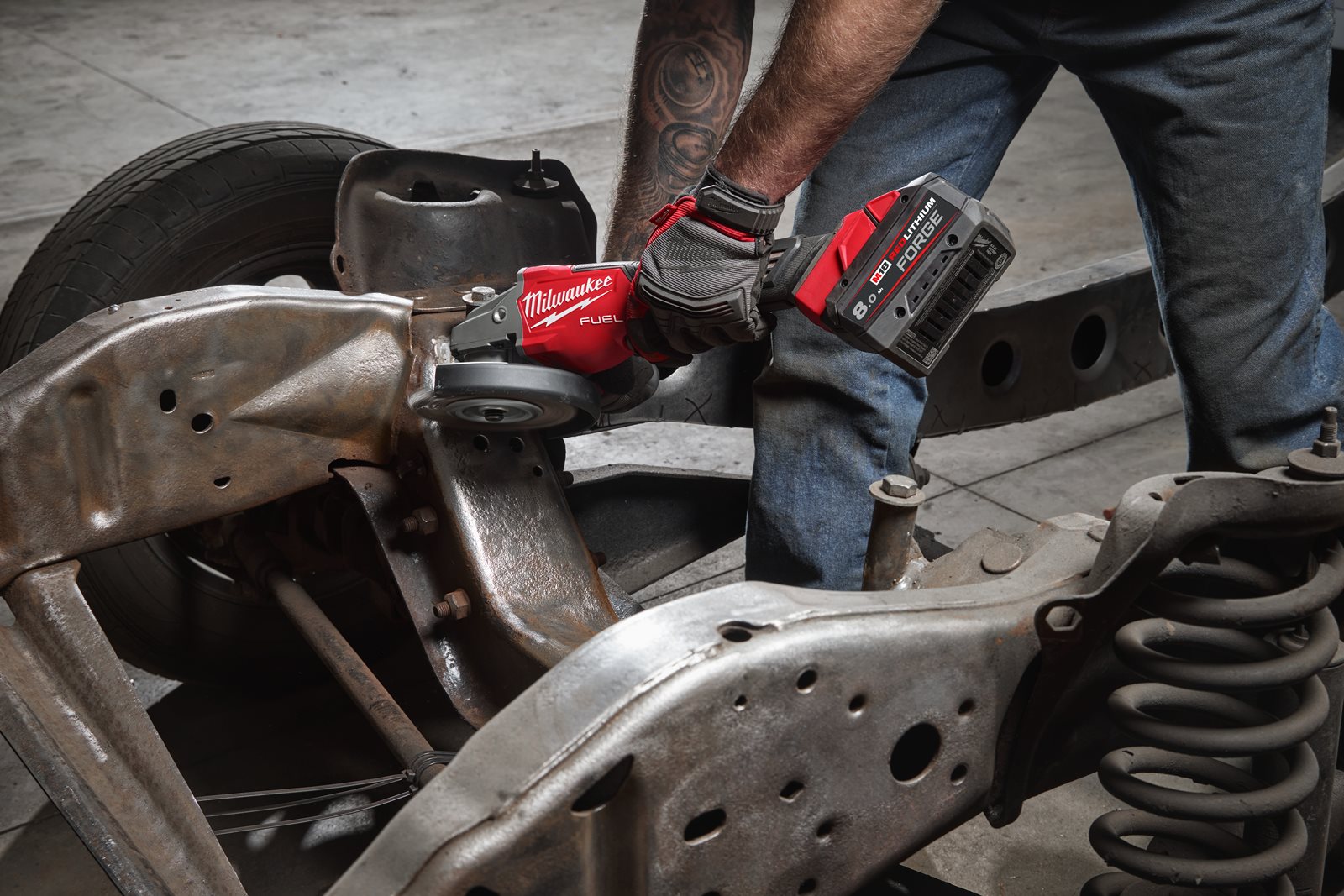 Polizor unghiular de înaltă performanță cu frânare rapidă și comutator tip clapetă M18 FUEL 125 mm Milwaukee M18 FHSAG125XPDB2-0X 4933493417 - in utilizare 3