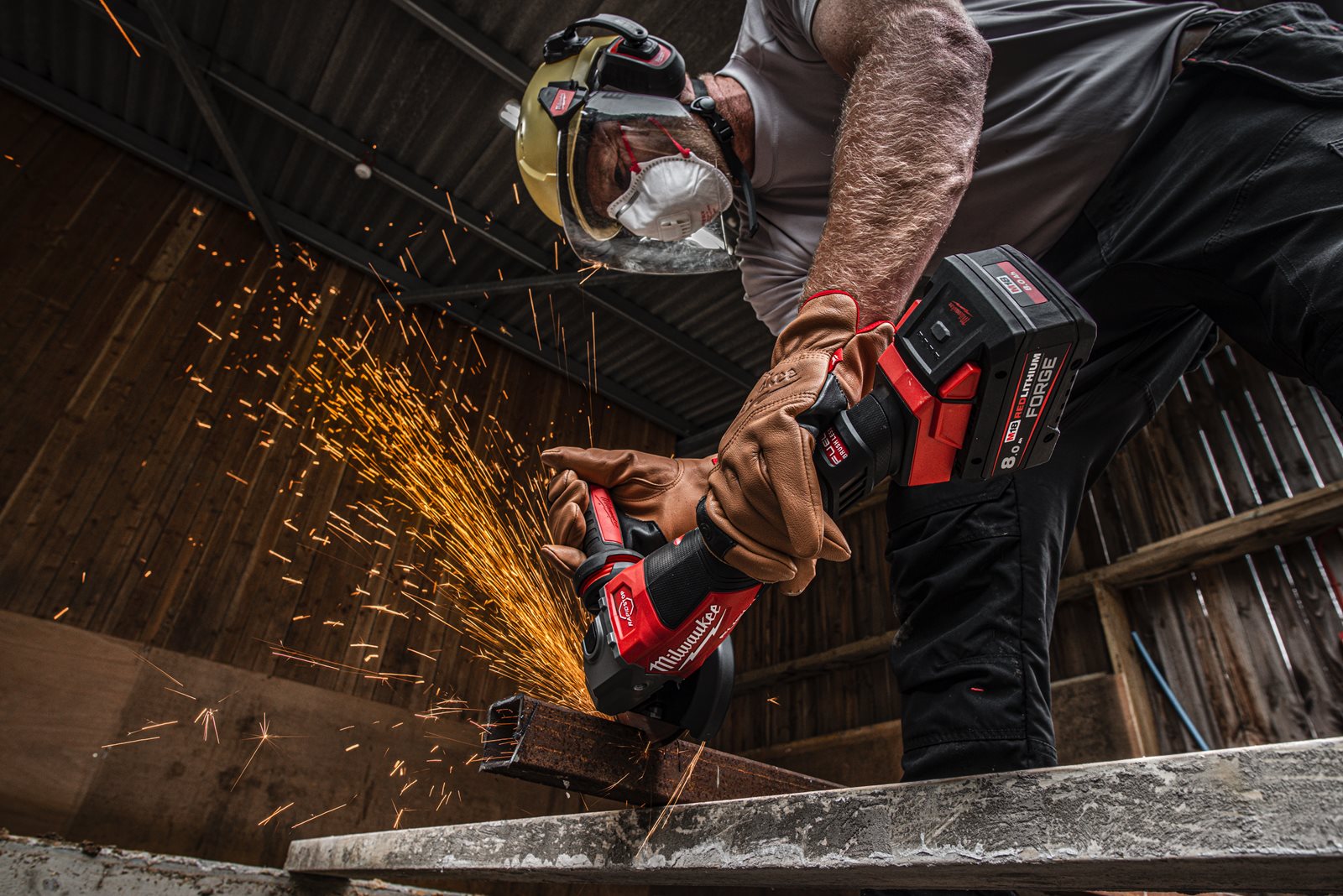Polizor unghiular de înaltă performanță cu frânare rapidă și comutator tip clapetă M18 FUEL 125 mm Milwaukee M18 FHSAG125XPDB2-0X 4933493417 - in utilizare 4