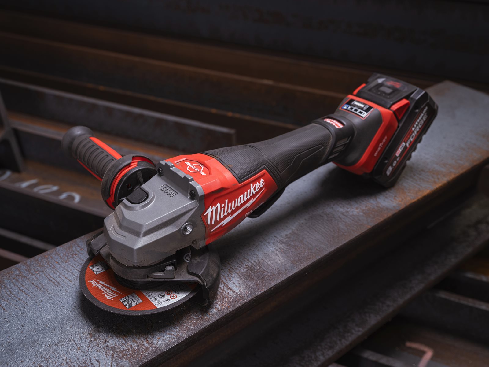Polizor unghiular de înaltă performanță, 125 mm cu frânare, viteză variabilă și ONE-KEY M18 FUEL Milwaukee M18 FHSAGO125VXPDB2-0X 4933493419 - in utilizare 1