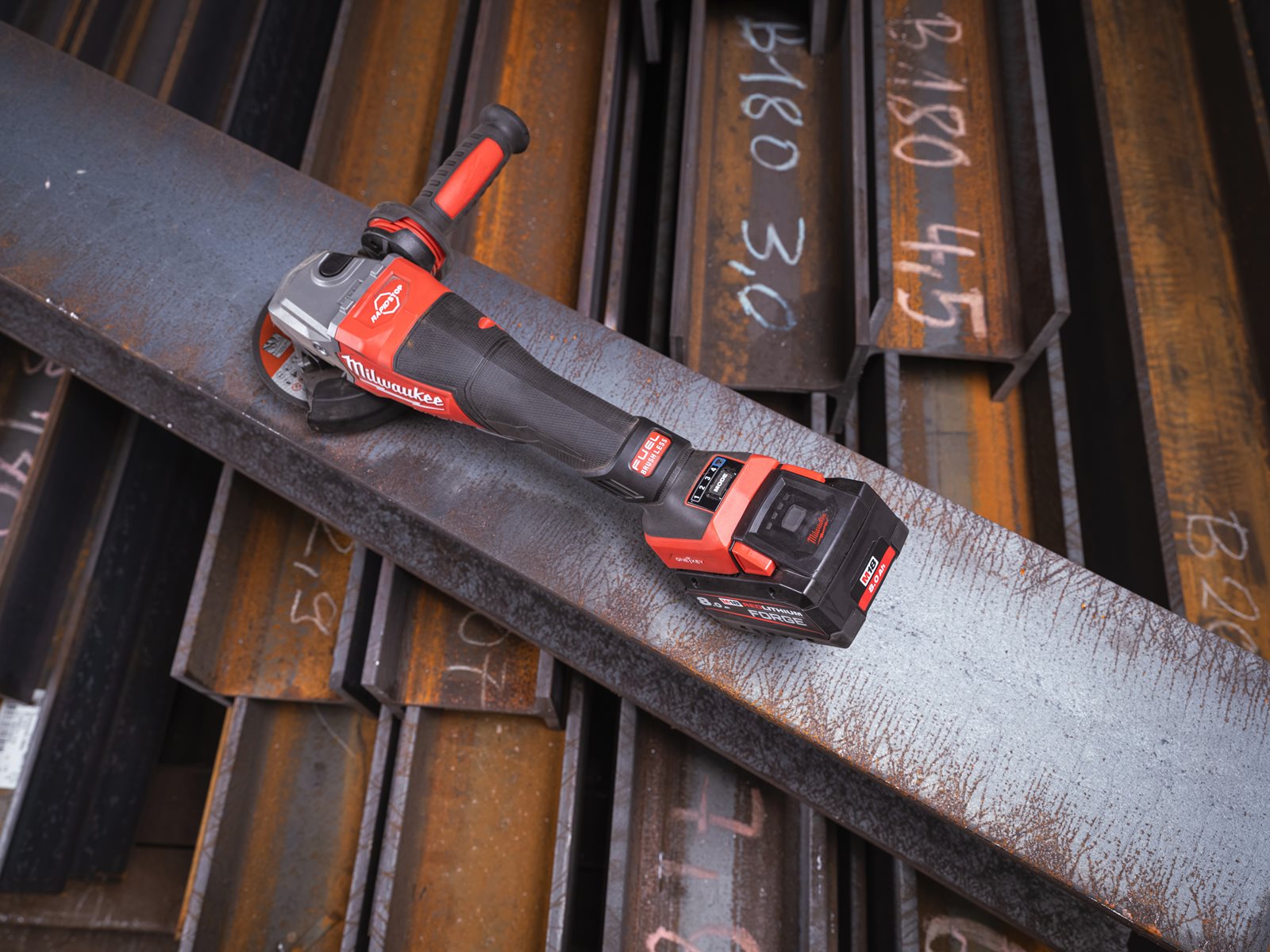 Polizor unghiular de înaltă performanță, 125 mm cu frânare, viteză variabilă și ONE-KEY M18 FUEL Milwaukee M18 FHSAGO125VXPDB2-0X 4933493419 - in utilizare 2