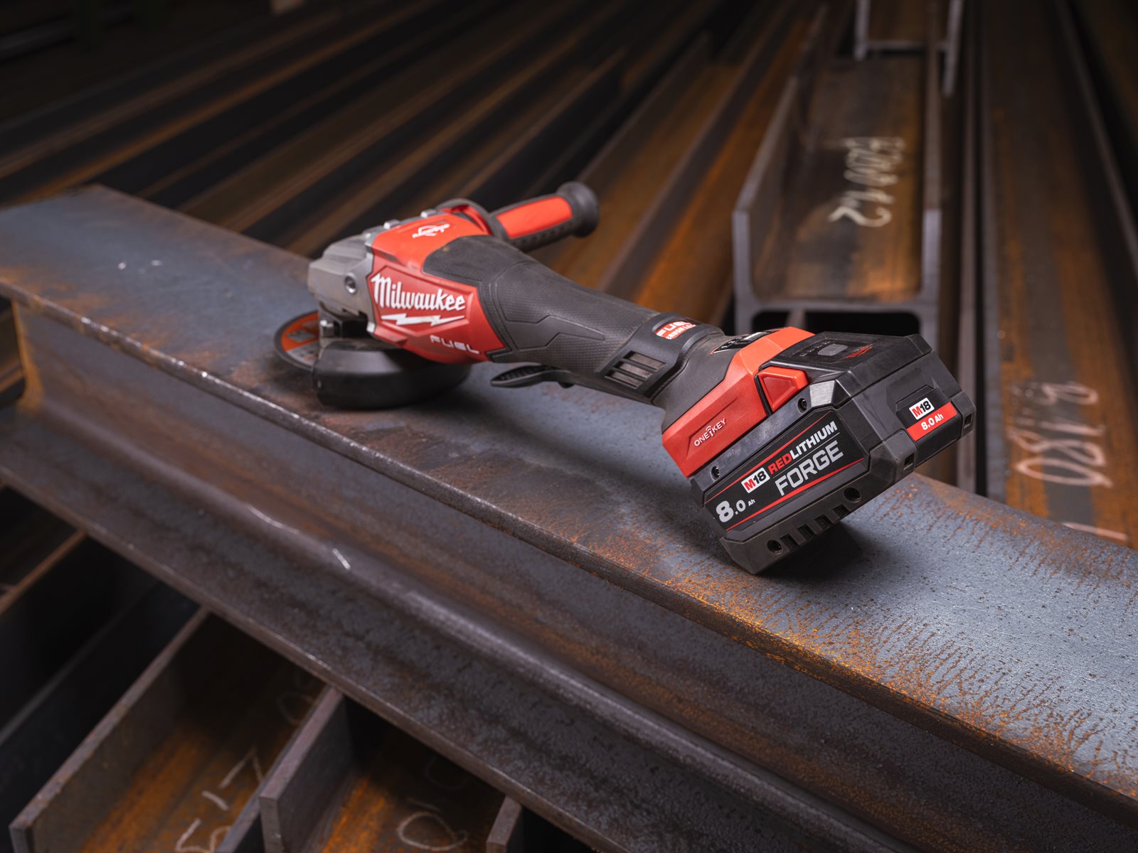 Polizor unghiular de înaltă performanță, 125 mm cu frânare, viteză variabilă și ONE-KEY M18 FUEL Milwaukee M18 FHSAGO125VXPDB2-0X 4933493419 - in utilizare 3