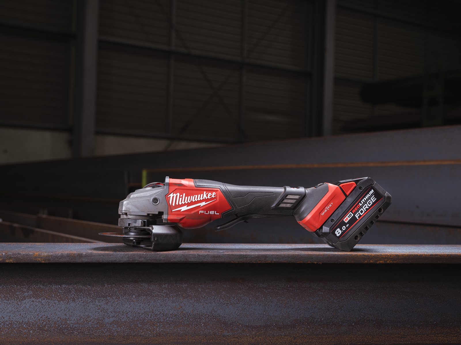 Polizor unghiular de înaltă performanță, 125 mm cu frânare, viteză variabilă și ONE-KEY M18 FUEL Milwaukee M18 FHSAGO125VXPDB2-0X 4933493419 - in utilizare 4