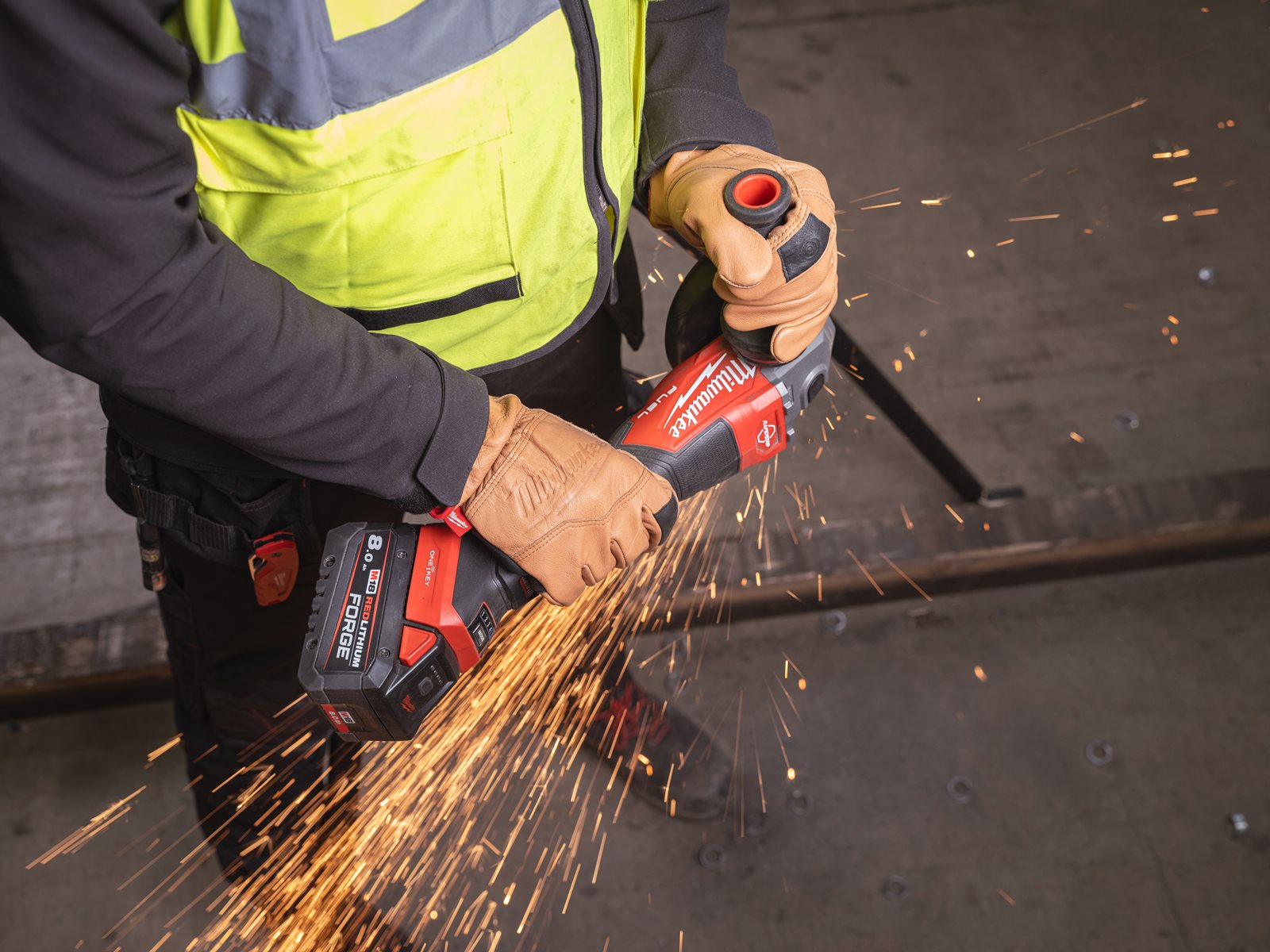 Polizor unghiular de înaltă performanță, 125 mm cu frânare, viteză variabilă și ONE-KEY M18 FUEL Milwaukee M18 FHSAGO125VXPDB2-0X 4933493419 - in utilizare 5