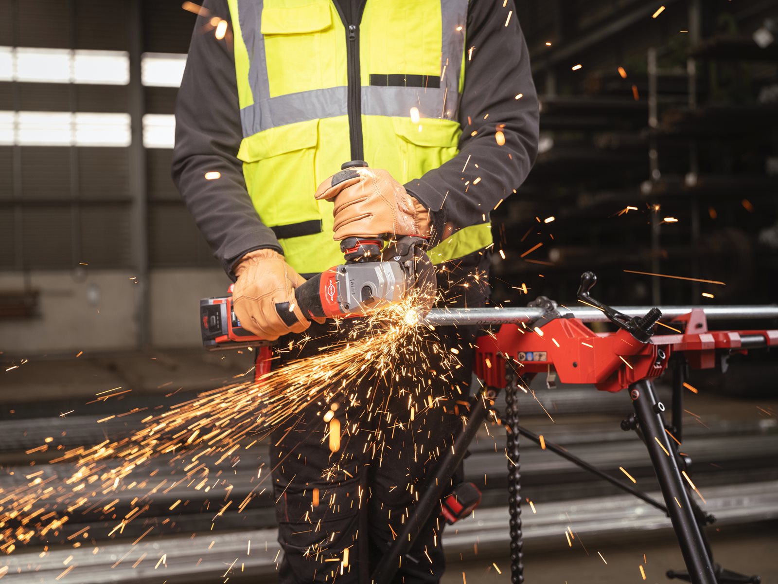 Polizor unghiular de înaltă performanță, 125 mm cu frânare, viteză variabilă și ONE-KEY M18 FUEL Milwaukee M18 FHSAGO125VXPDB2-0X 4933493419 - in utilizare 6