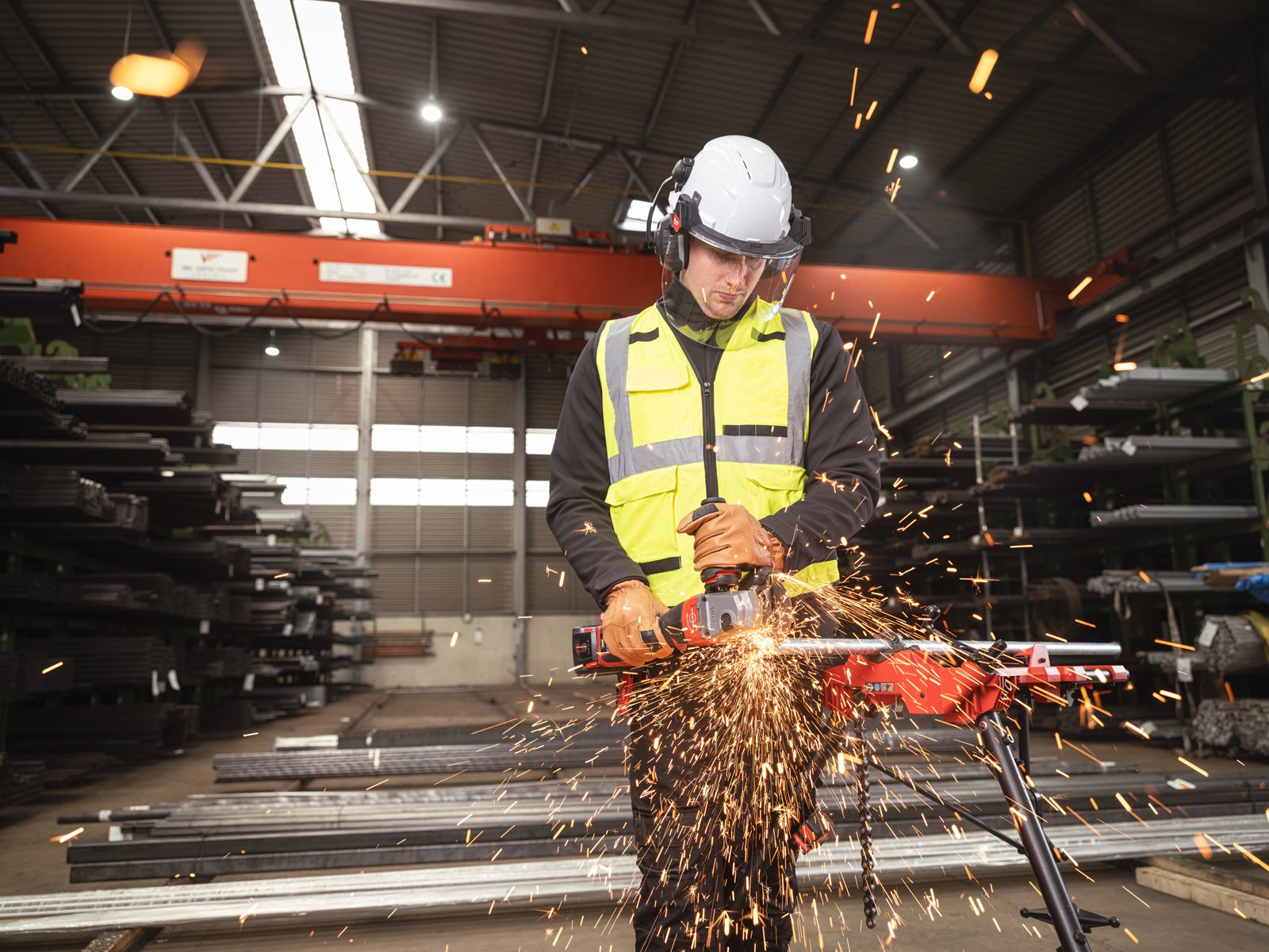 Polizor unghiular de înaltă performanță, 125 mm cu frânare, viteză variabilă și ONE-KEY M18 FUEL Milwaukee M18 FHSAGO125VXPDB2-0X 4933493419 - in utilizare 7
