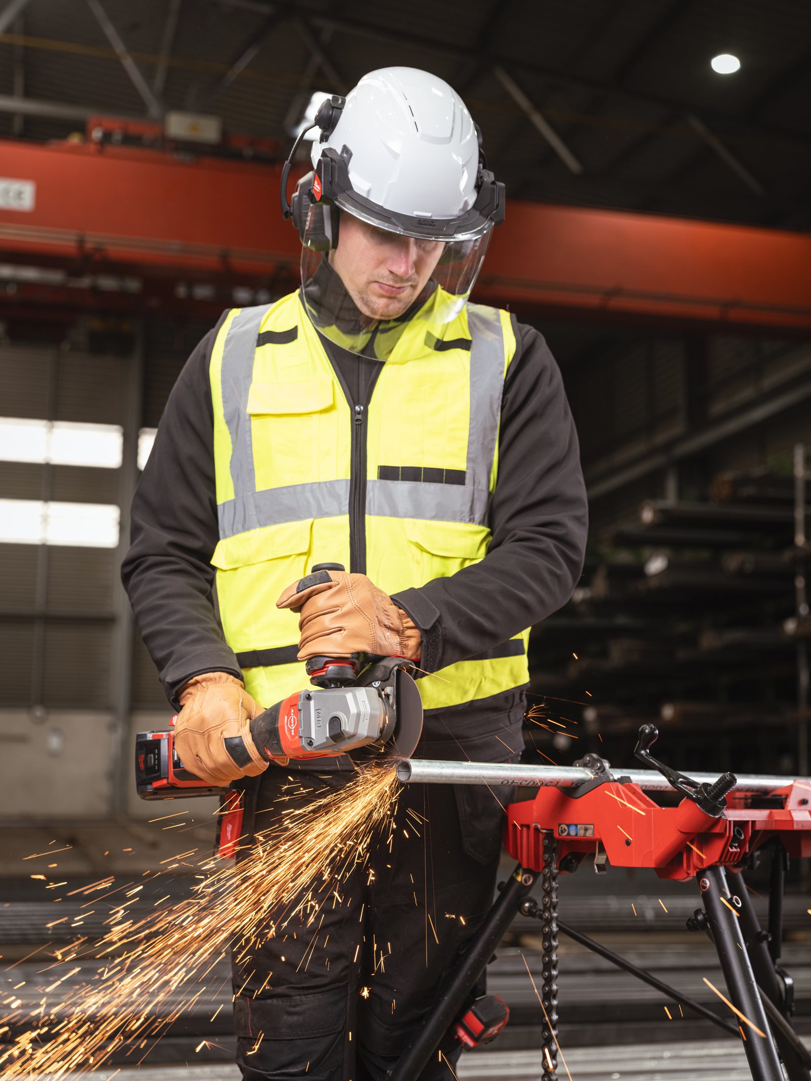 Polizor unghiular de înaltă performanță, 125 mm cu frânare, viteză variabilă și ONE-KEY M18 FUEL Milwaukee M18 FHSAGO125VXPDB2-0X 4933493419 - in utilizare 8