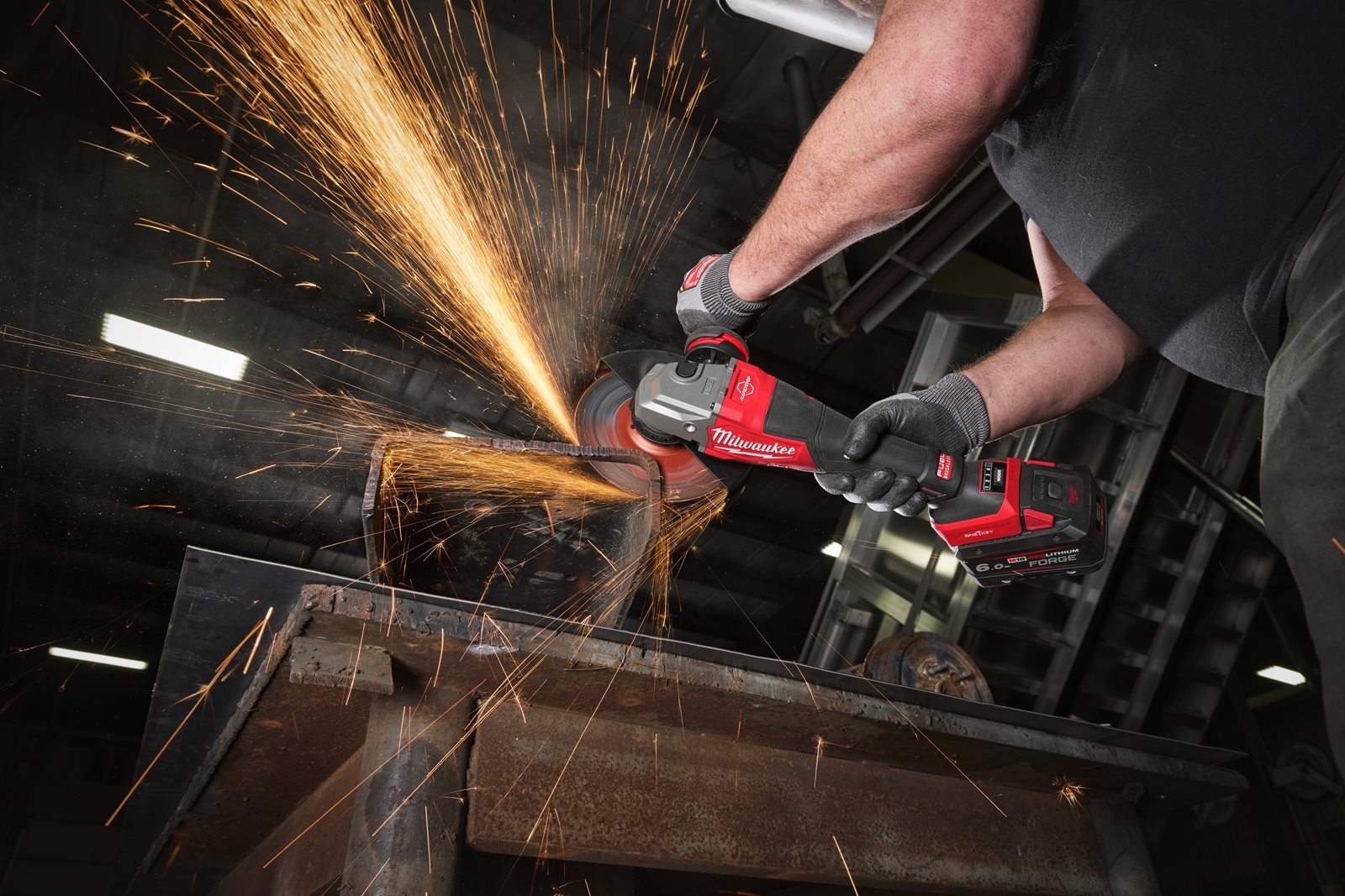 Polizor unghiular de înaltă performanță, 180 mm cu frânare, viteză variabilă și ONE-KEY M18 FUEL Milwaukee M18 FHSAGO180VXPDB2-0X - in utilizare 1