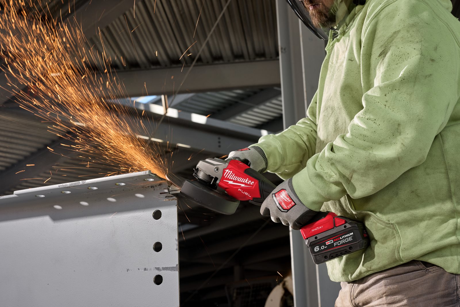 Polizor unghiular de înaltă performanță, 180 mm cu frânare, viteză variabilă și ONE-KEY M18 FUEL Milwaukee M18 FHSAGO180VXPDB2-0X - in utilizare 2