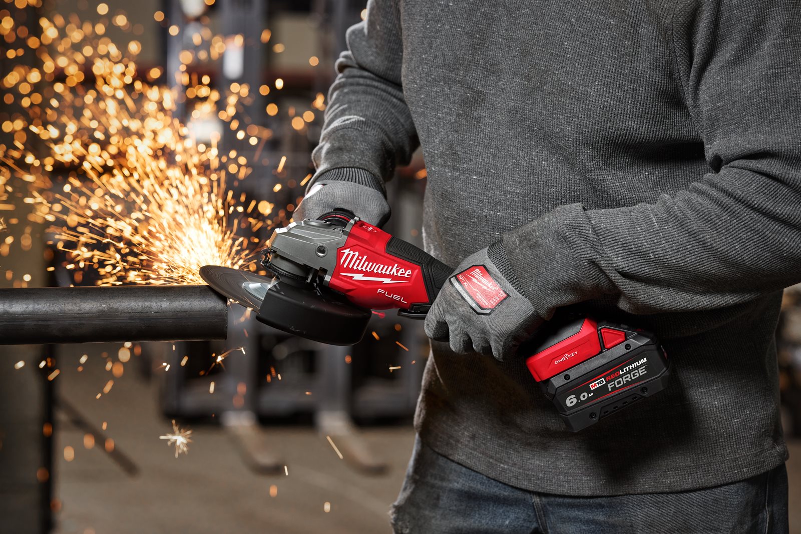 Polizor unghiular de înaltă performanță, 180 mm cu frânare, viteză variabilă și ONE-KEY M18 FUEL Milwaukee M18 FHSAGO180VXPDB2-0X - in utilizare 3