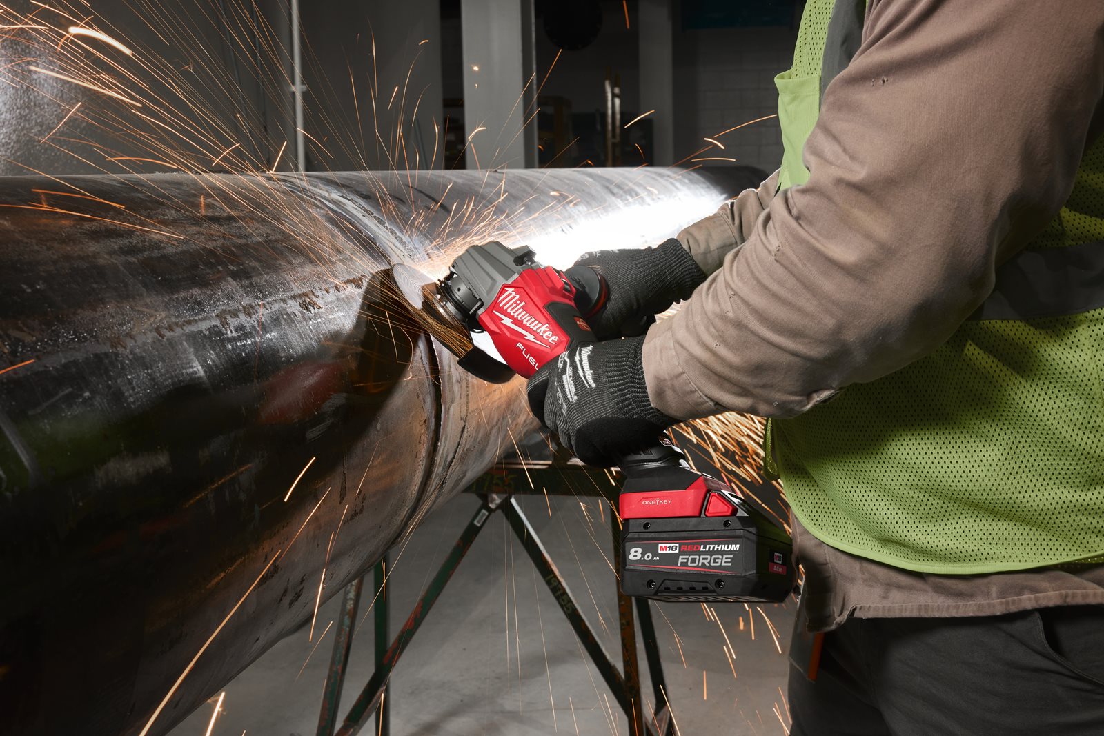 Polizor unghiular de înaltă performanță, 125 mm cu frânare, comutator lateral și ONE-KEY M18 FUEL Milwaukee M18 FHSAGSVO125X-0X - in utilizare 1