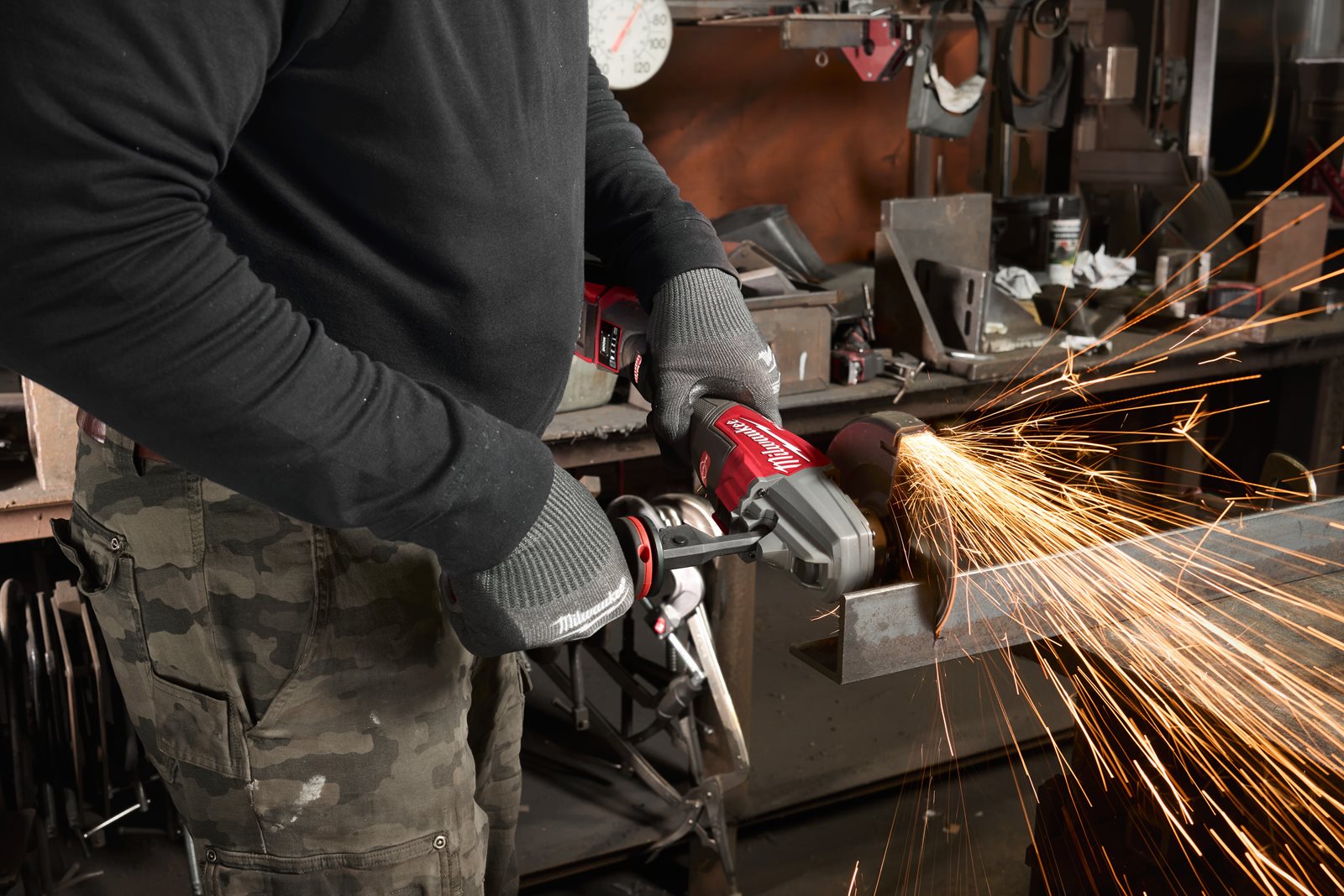 Polizor unghiular de înaltă performanță, 125 mm cu frânare, comutator lateral și ONE-KEY M18 FUEL Milwaukee M18 FHSAGSVO125X-0X - in utilizare 10
