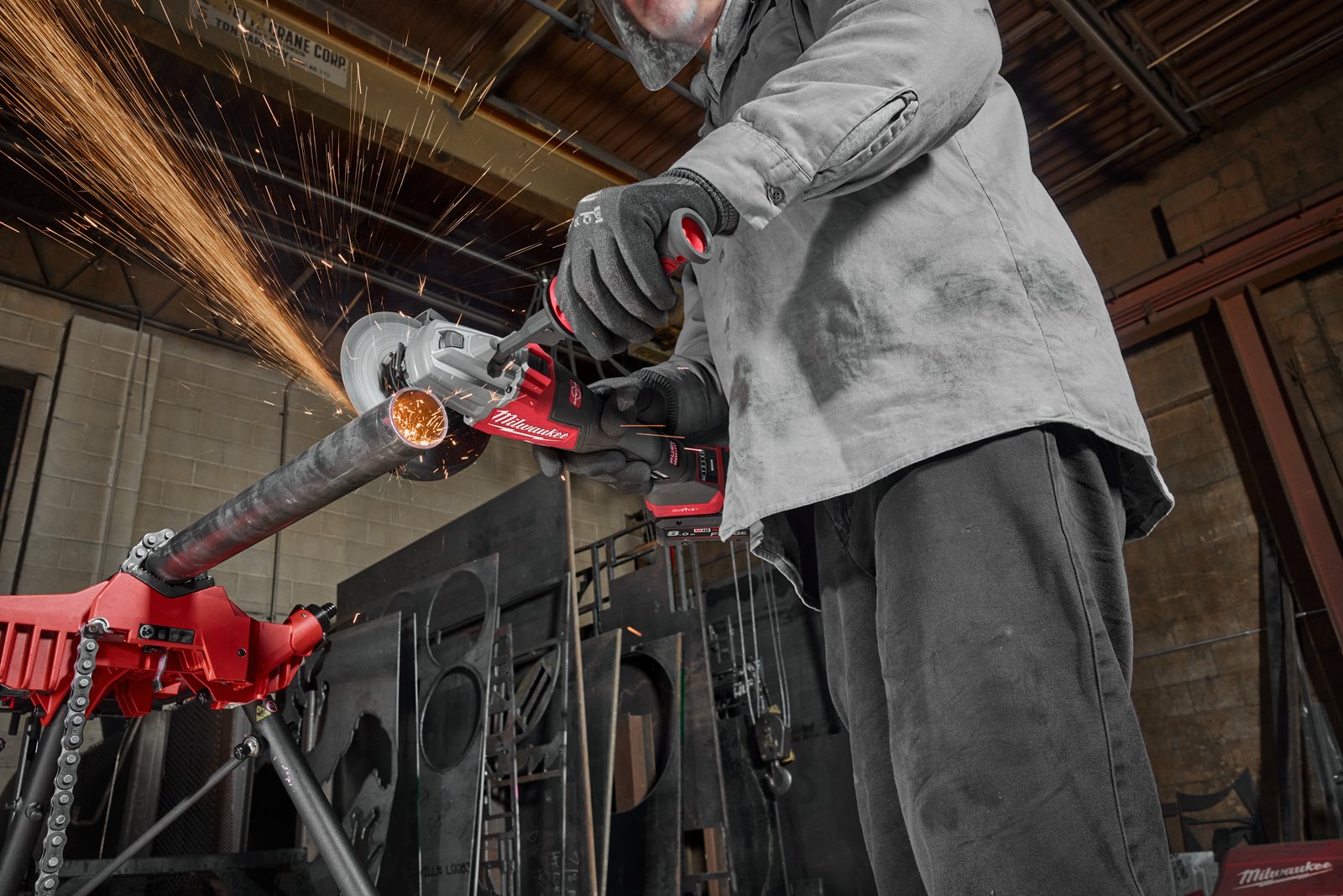 Polizor unghiular de înaltă performanță, 125 mm cu frânare, comutator lateral și ONE-KEY M18 FUEL Milwaukee M18 FHSAGSVO125X-0X - in utilizare 11