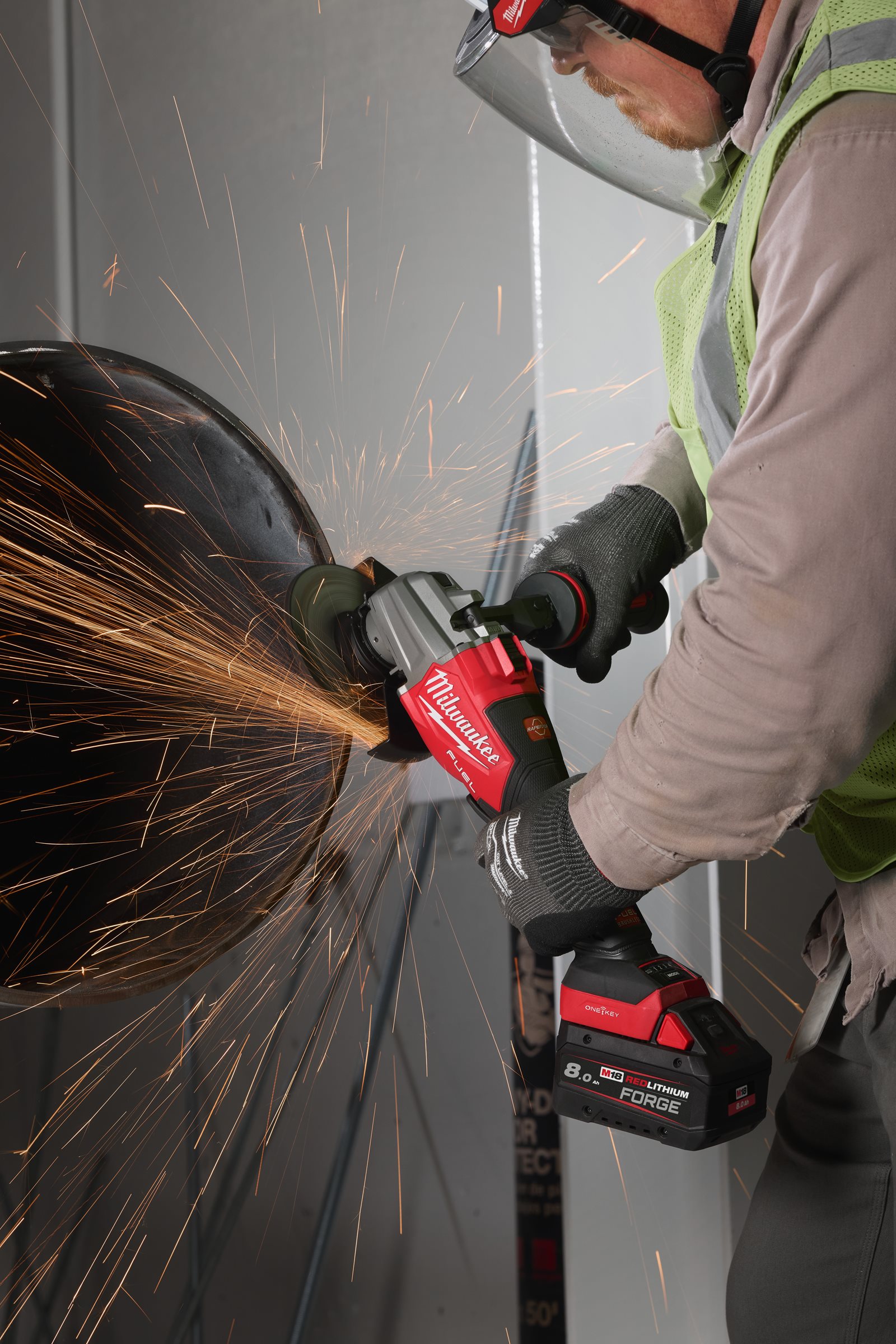 Polizor unghiular de înaltă performanță, 125 mm cu frânare, comutator lateral și ONE-KEY M18 FUEL Milwaukee M18 FHSAGSVO125X-0X - in utilizare 12