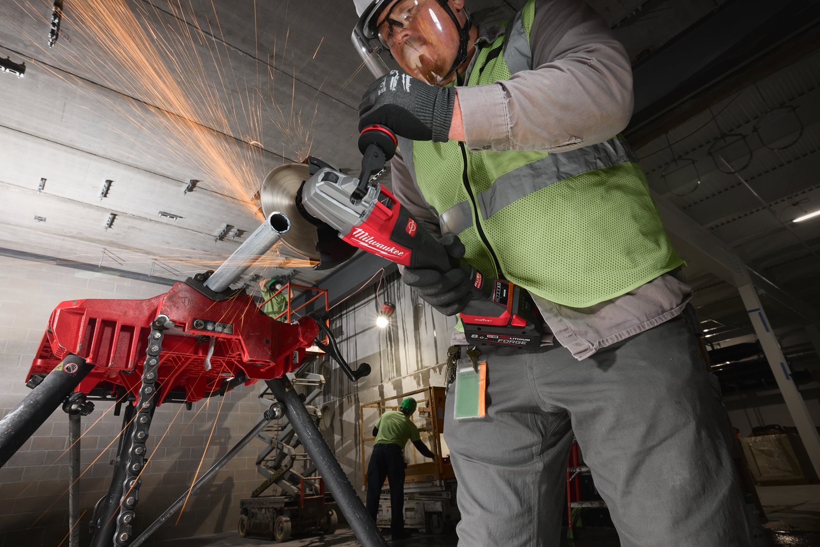 Polizor unghiular de înaltă performanță, 125 mm cu frânare, comutator lateral și ONE-KEY M18 FUEL Milwaukee M18 FHSAGSVO125X-0X - in utilizare 2