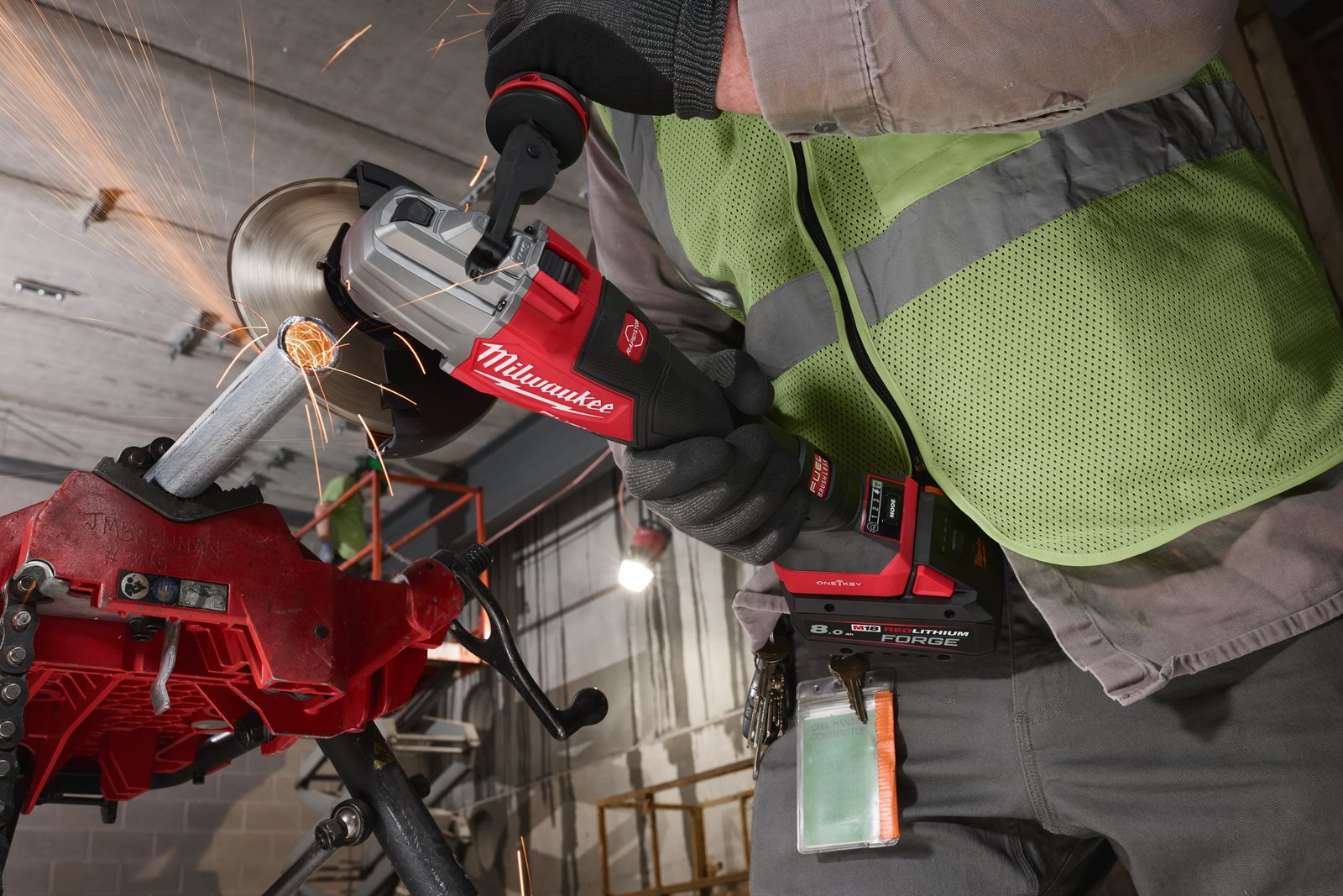 Polizor unghiular de înaltă performanță, 125 mm cu frânare, comutator lateral și ONE-KEY M18 FUEL Milwaukee M18 FHSAGSVO125X-0X - in utilizare 3
