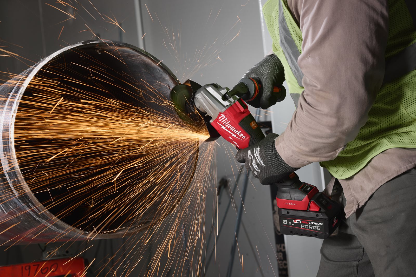 Polizor unghiular de înaltă performanță, 125 mm cu frânare, comutator lateral și ONE-KEY M18 FUEL Milwaukee M18 FHSAGSVO125X-0X - in utilizare 4