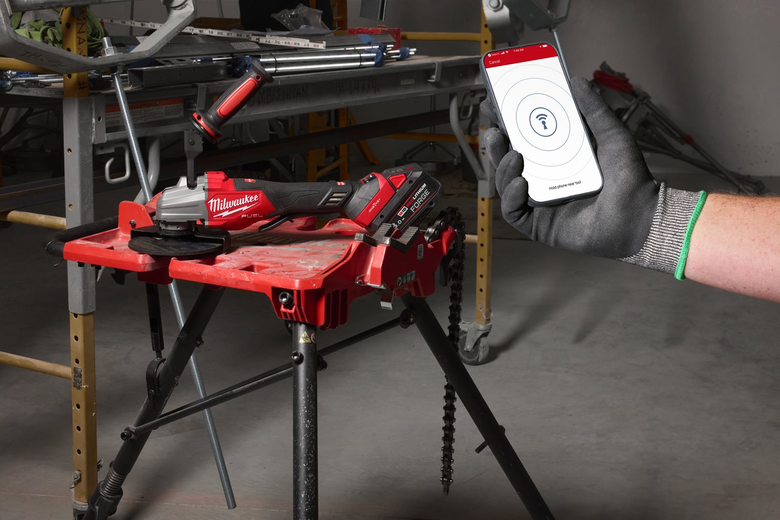 Polizor unghiular de înaltă performanță, 125 mm cu frânare, comutator lateral și ONE-KEY M18 FUEL Milwaukee M18 FHSAGSVO125X-0X - in utilizare 5