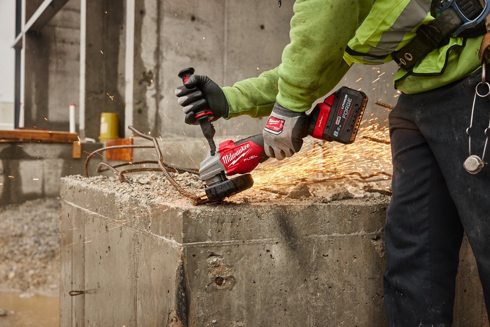 Polizor unghiular de înaltă performanță, 125 mm cu frânare, comutator lateral și ONE-KEY M18 FUEL Milwaukee M18 FHSAGSVO125X-0X - in utilizare 6
