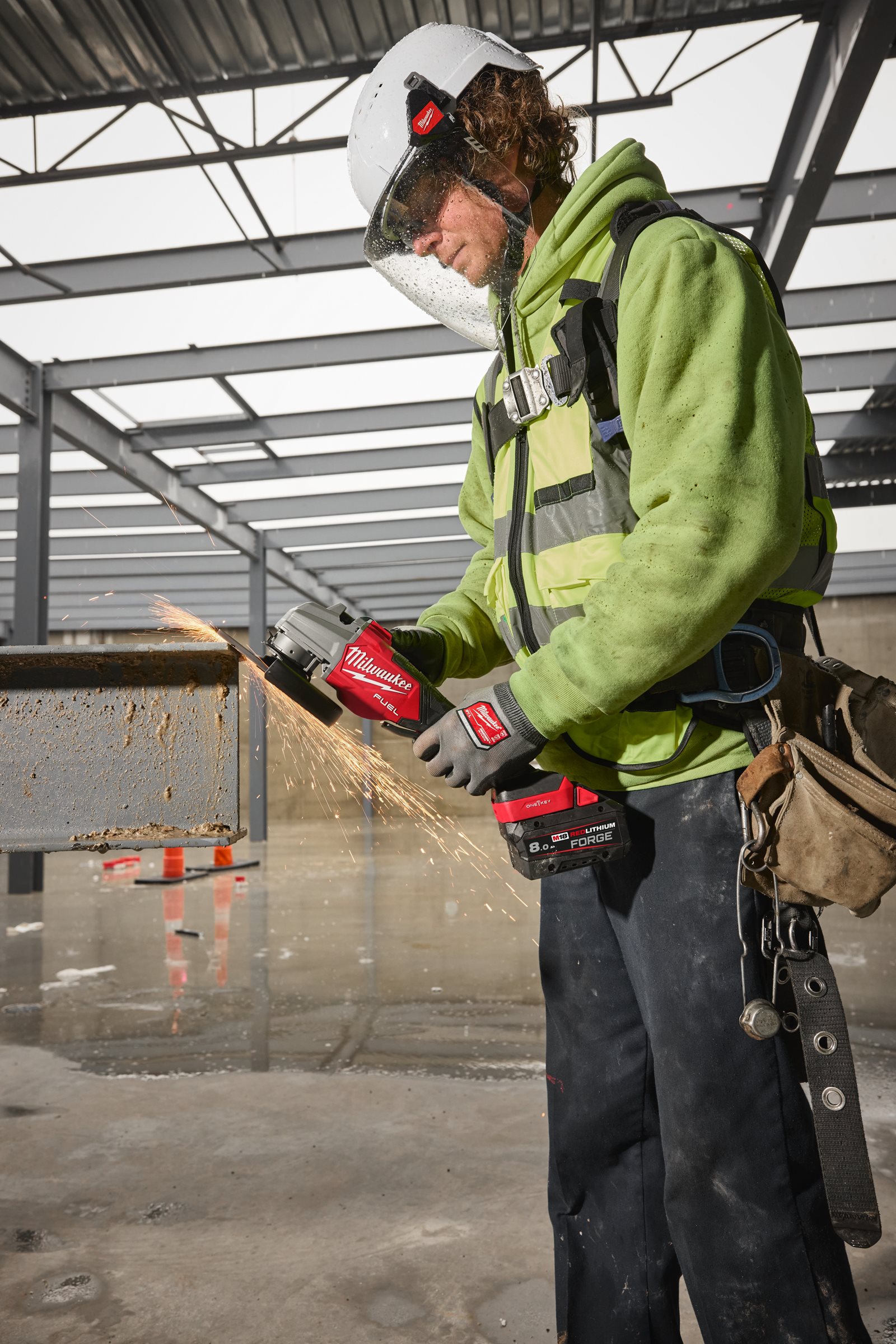 Polizor unghiular de înaltă performanță, 125 mm cu frânare, comutator lateral și ONE-KEY M18 FUEL Milwaukee M18 FHSAGSVO125X-0X - in utilizare 7