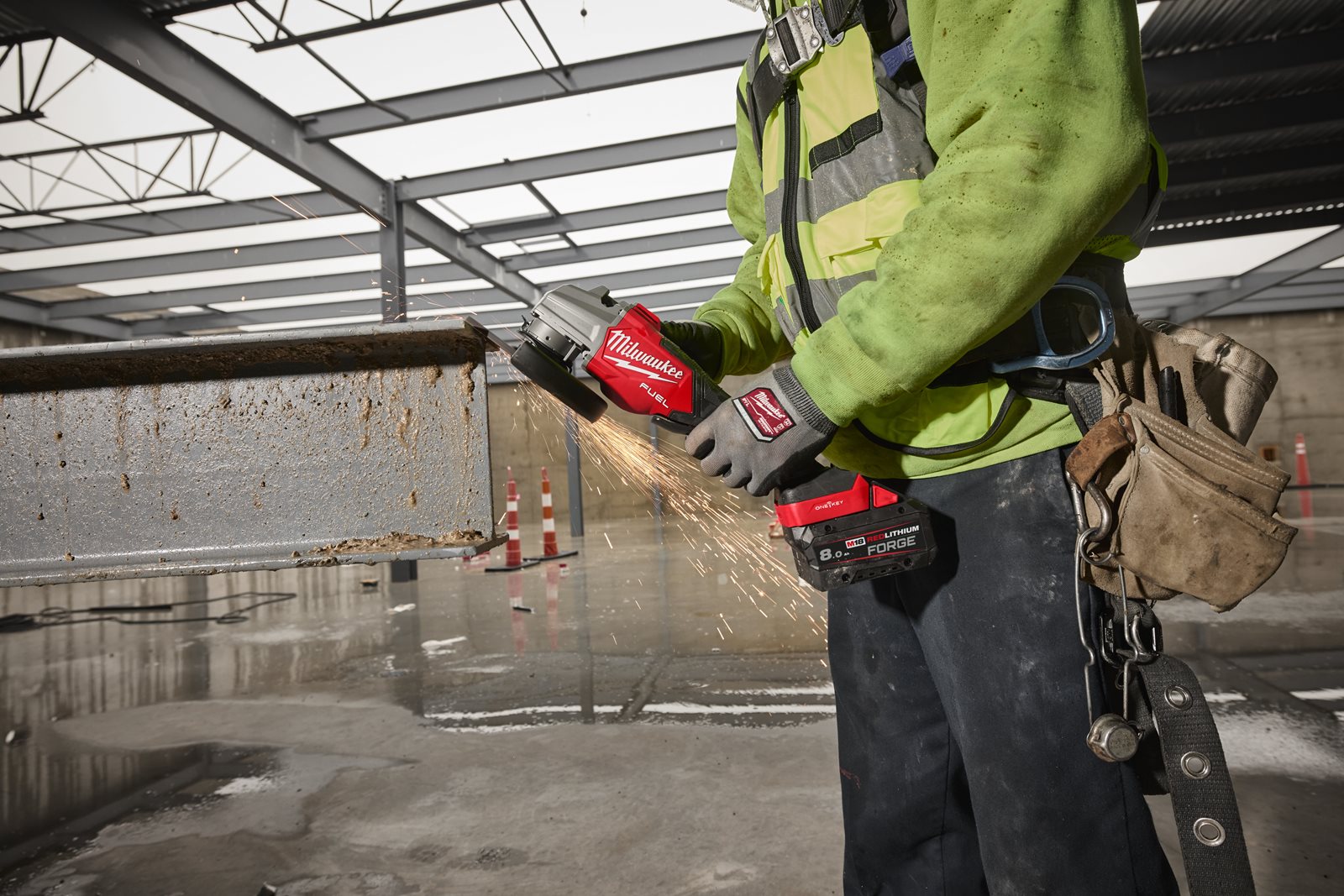 Polizor unghiular de înaltă performanță, 125 mm cu frânare, comutator lateral și ONE-KEY M18 FUEL Milwaukee M18 FHSAGSVO125X-0X - in utilizare 8