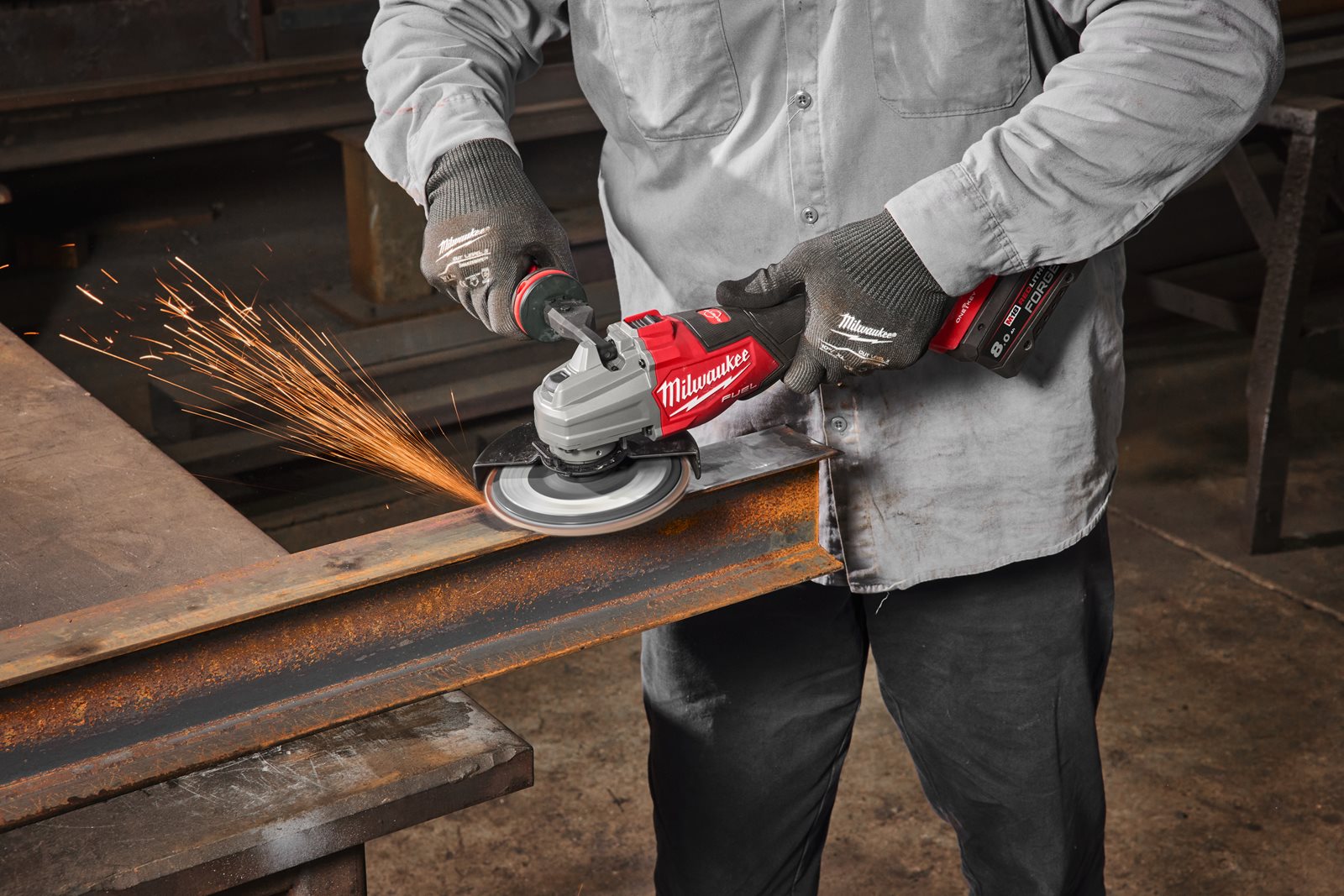Polizor unghiular de înaltă performanță, 125 mm cu frânare, comutator lateral și ONE-KEY M18 FUEL Milwaukee M18 FHSAGSVO125X-0X - in utilizare 9