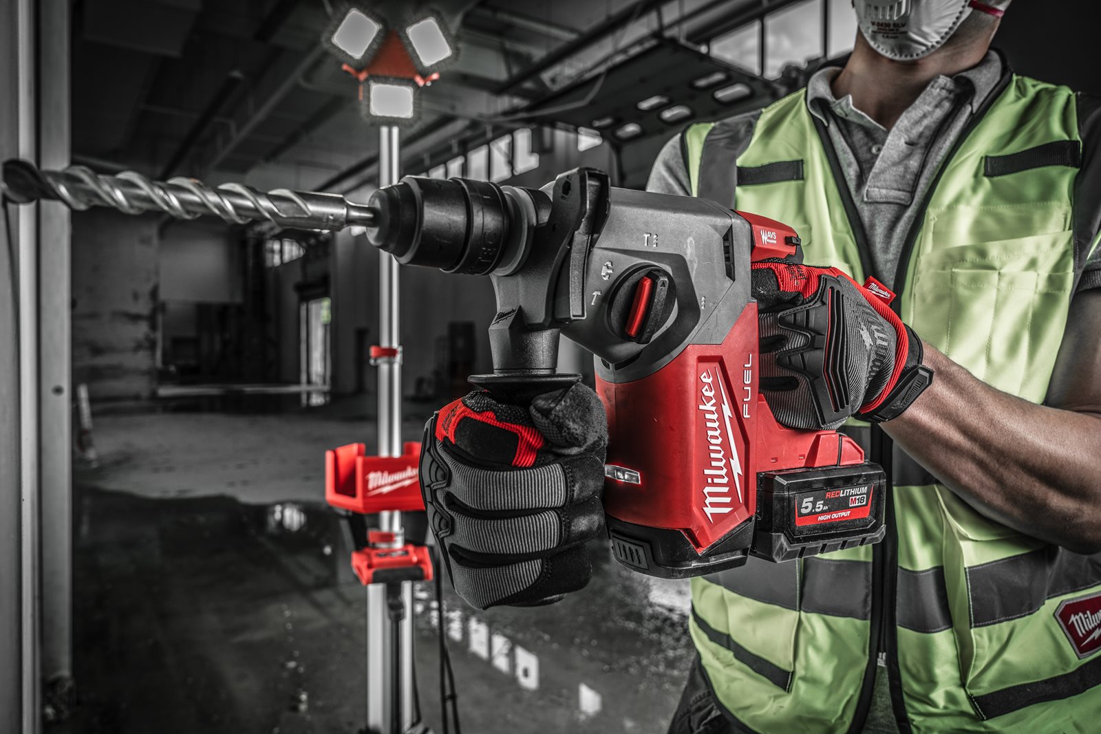 Ciocan rotopercutor SDS-Plus 26 mm cu 4 funcții și mandrină FIXTEC M18 FUEL Milwaukee M18 FHX-0 4933478887 - in utilizare 1