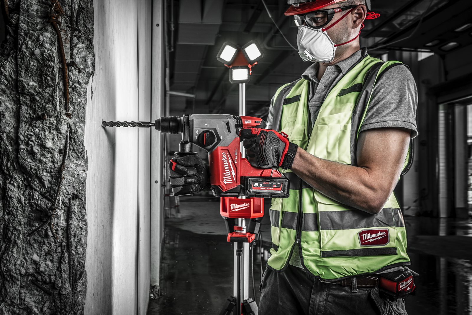 Ciocan rotopercutor SDS-Plus 26 mm cu 4 funcții și mandrină FIXTEC M18 FUEL Milwaukee M18 FHX-0 4933478887 - in utilizare 2